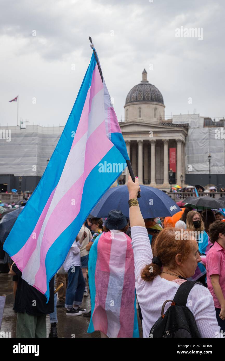 Trans Flag am Trafalgar Square während London Trans Pride Stockfoto