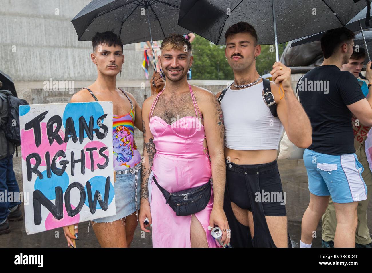 Drei geschlechtsspezifische, schwule Personen, die während der Londoner Trans Pride Transitrechte fordern Stockfoto