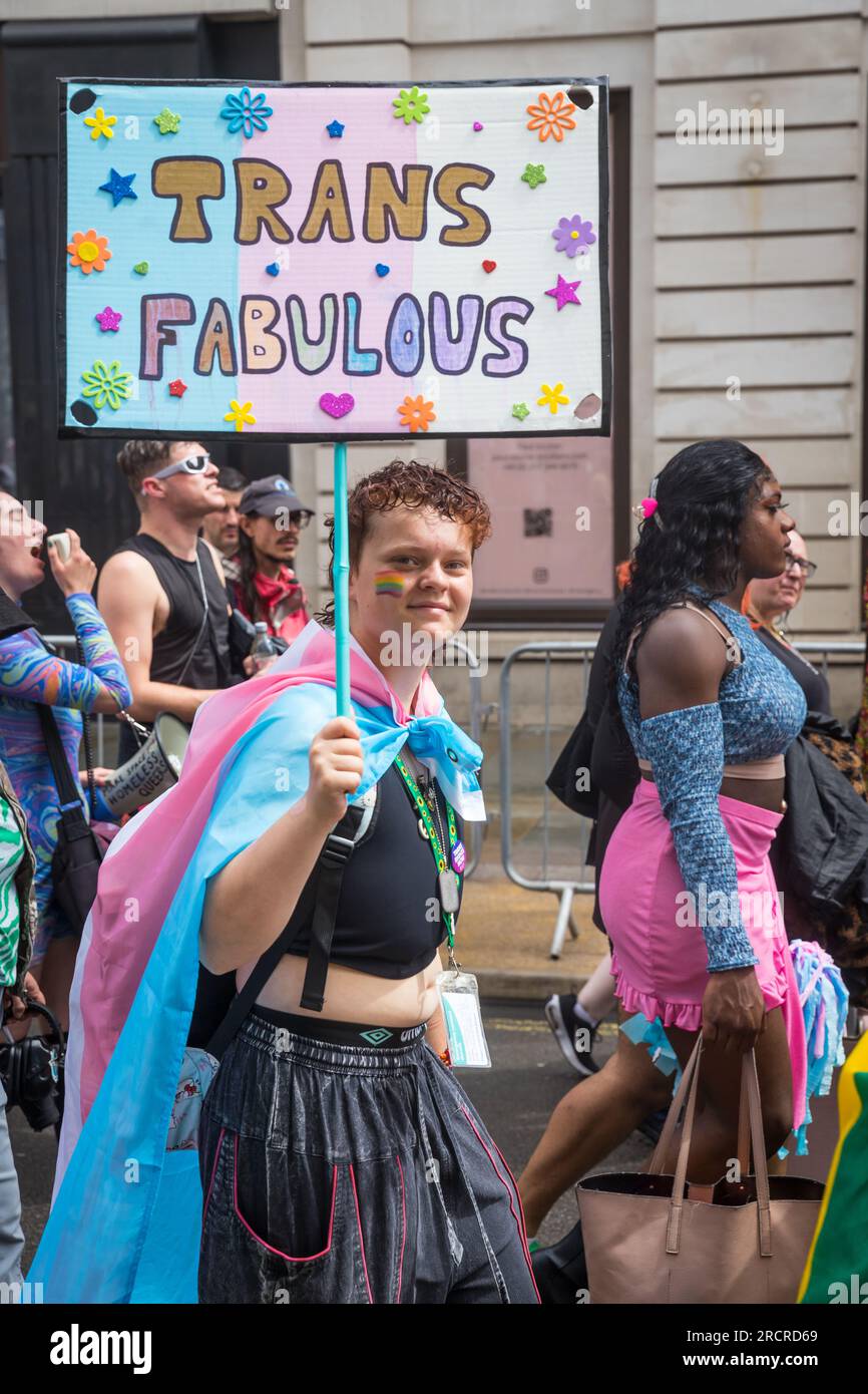 Person mit einem Plakat mit der Aufschrift „Trans fabulous“ während der Londoner Trans Pride Stockfoto