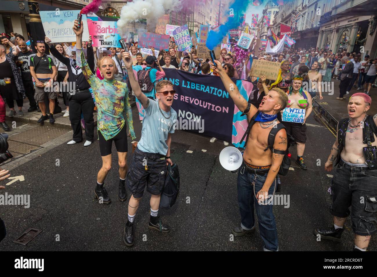 Transeaktivisten halten während der Londoner Trans Pride Rauchfackeln Stockfoto