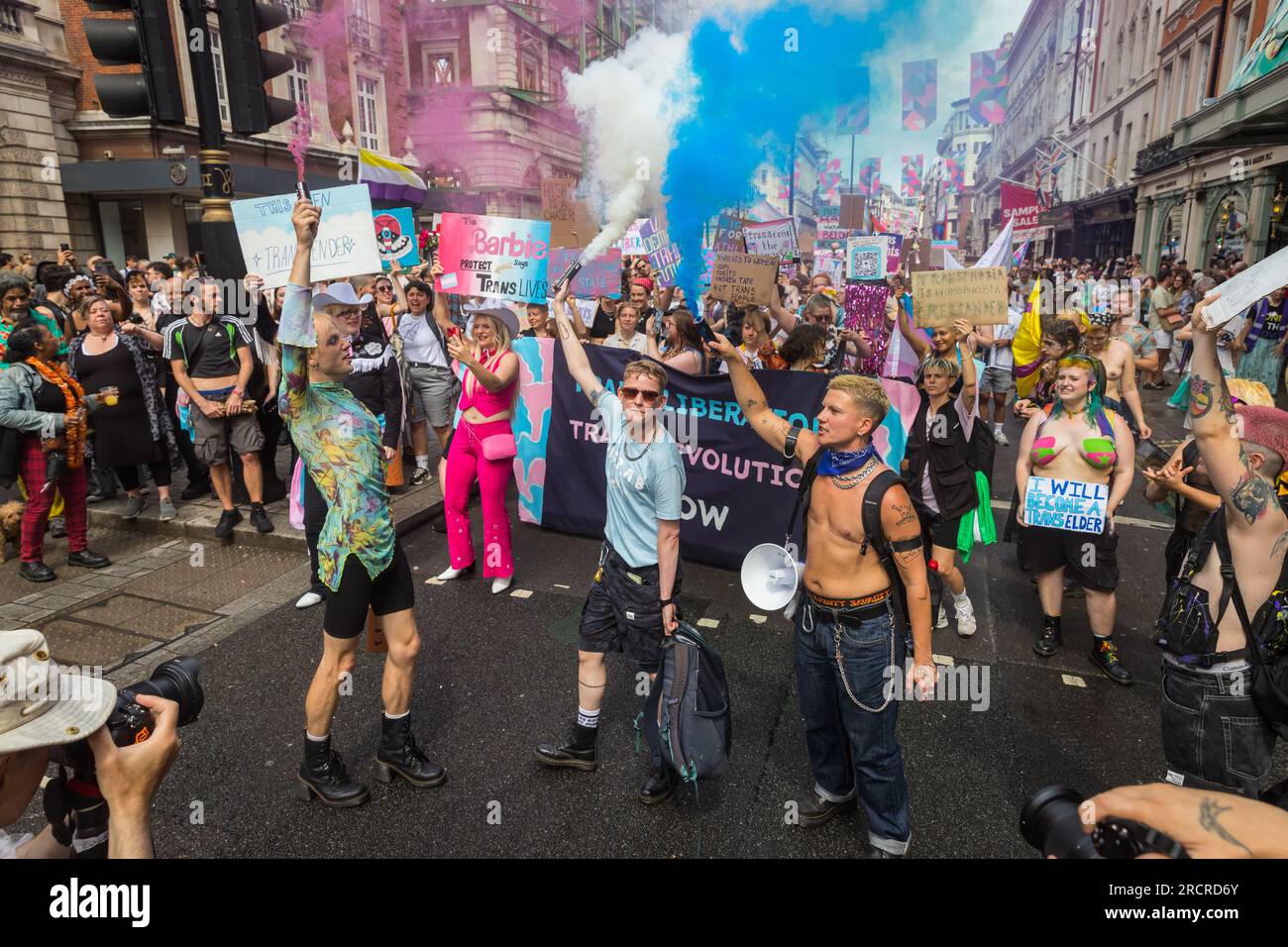 Transeaktivisten halten während der Londoner Trans Pride Rauchfackeln Stockfoto