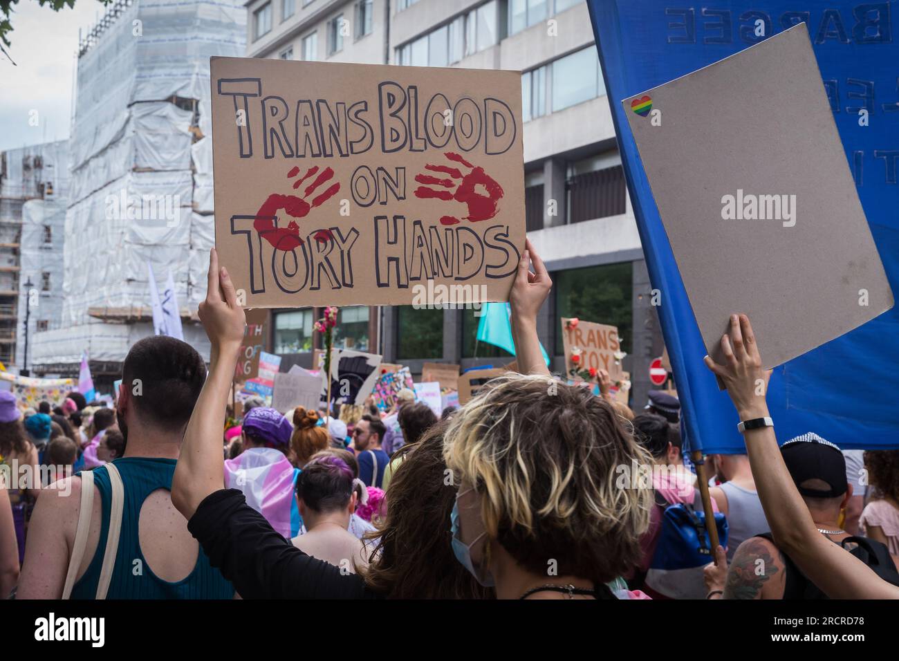 Plakat, das "Transblut an Tory-Händen" anprangert, während der Londoner Trans Pride Stockfoto