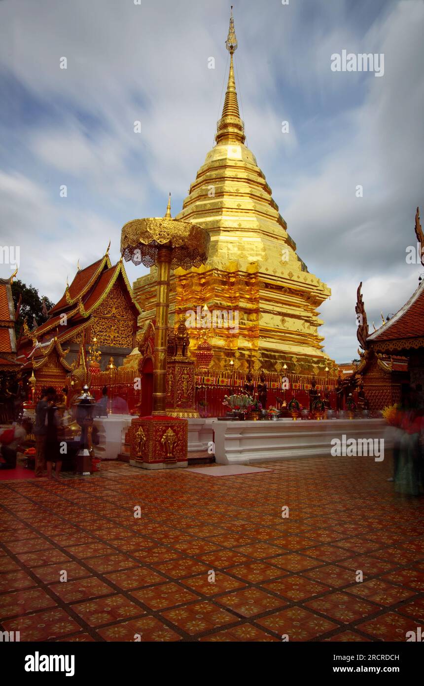 Golden Chedi auf dem Berg in Chiang Mai. Doi Suthep Tempel. Fotos mit langer Belichtung, um Bewegung in die Wolken zu erzeugen. Stockfoto