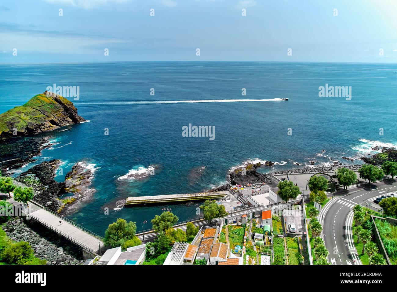 Luftaufnahme, Drohnenansicht, blauer Atlantik, schwarzer vulkanischer Strand auf der Insel San Miguel, Azoren, Portugal. Vogelperspektive. Reiseziel Stockfoto