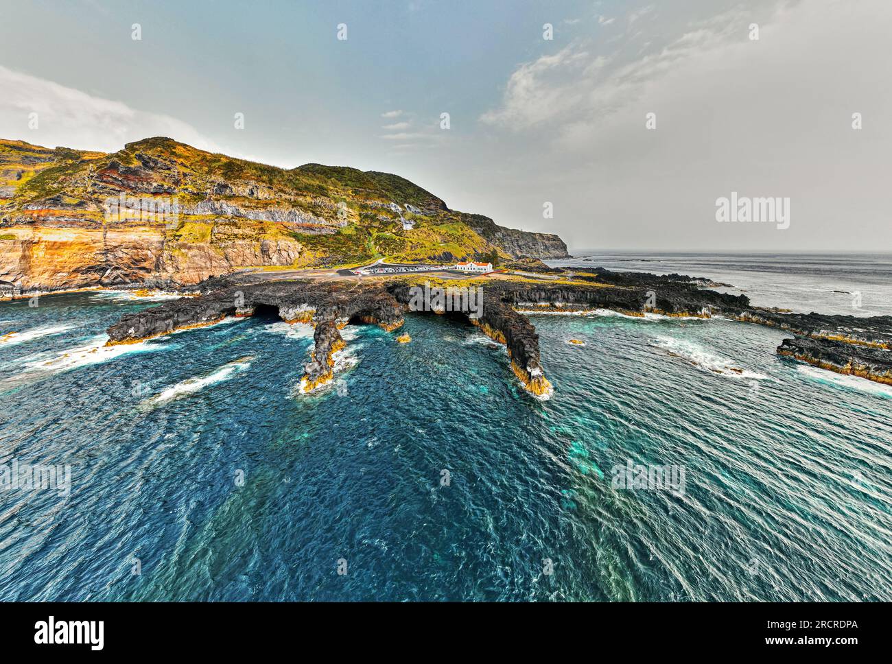 Luftaufnahme, Drohnen-Aussichtspunkt, malerische Natur der Azoren, vulkanische Insel Ponta Delgada. Blick auf den Atlantik und Klippen an sonnigen Tagen. Sao Migu Stockfoto