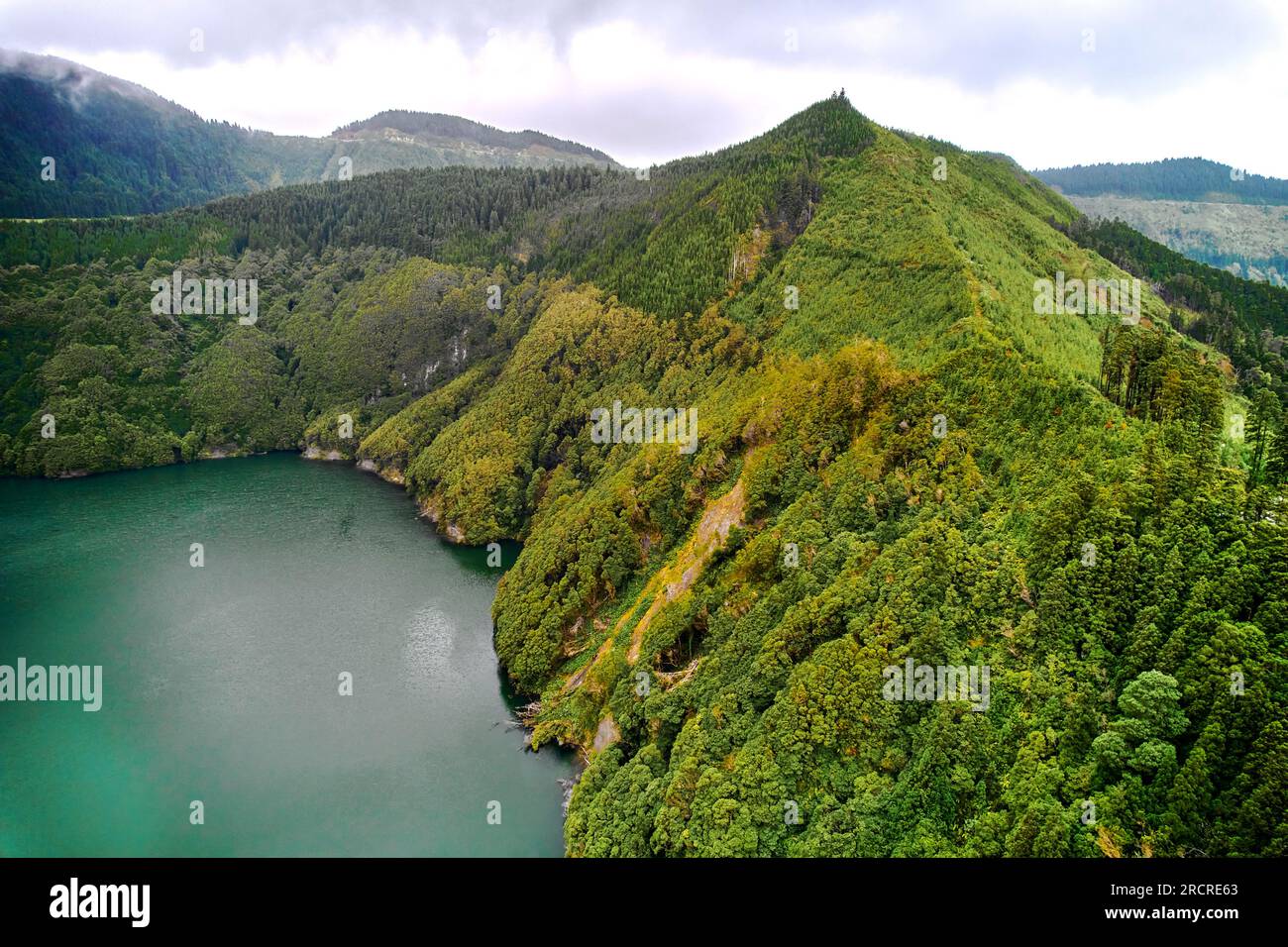 Luftaufnahme malerisches Paradies von Sete Cidades auf den Azoren, Sao Miguel. Vulkanische Krater und atemberaubende Seen. Ponta Delgada, Portugal. Naturwunder, Stockfoto