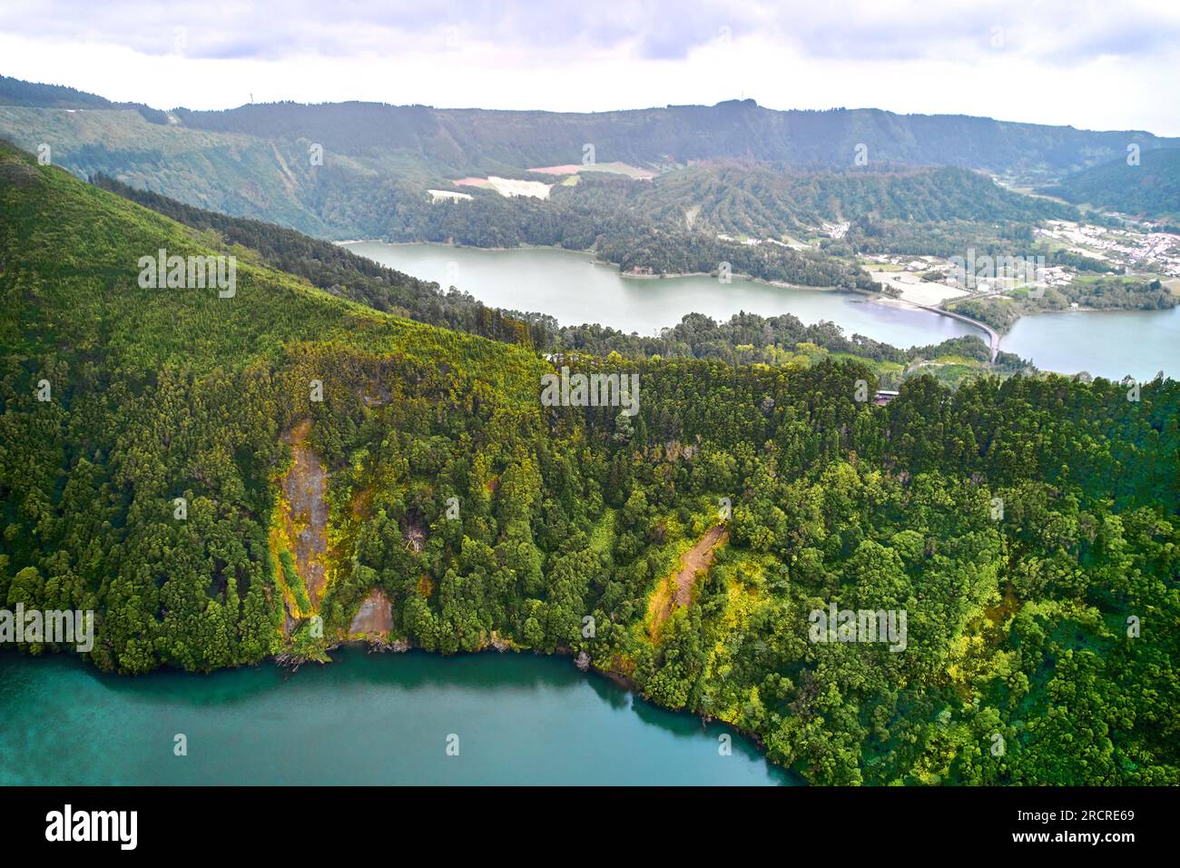 Luftaufnahme malerisches Paradies von Sete Cidades auf den Azoren, Sao Miguel. Vulkanische Krater und atemberaubende Seen. Ponta Delgada, Portugal. Naturwunder, Stockfoto