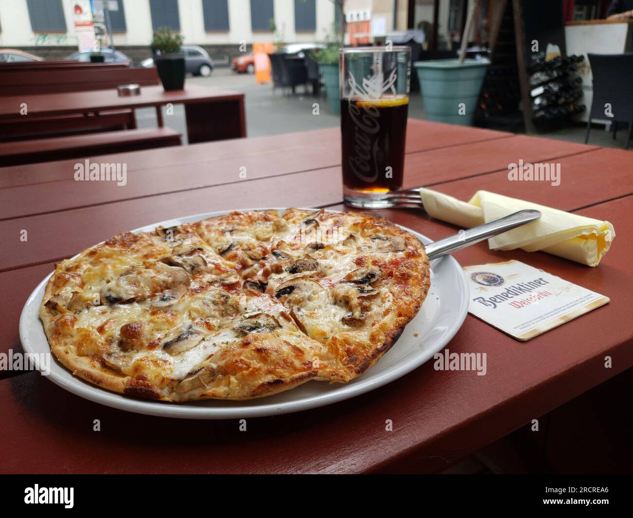 Eine der beliebtesten und köstlichsten Gerichte der Welt ist Pizza. Es ist ein Fladenbrot garniert mit Tomatensauce, Käse und verschiedenen Zutaten Stockfoto