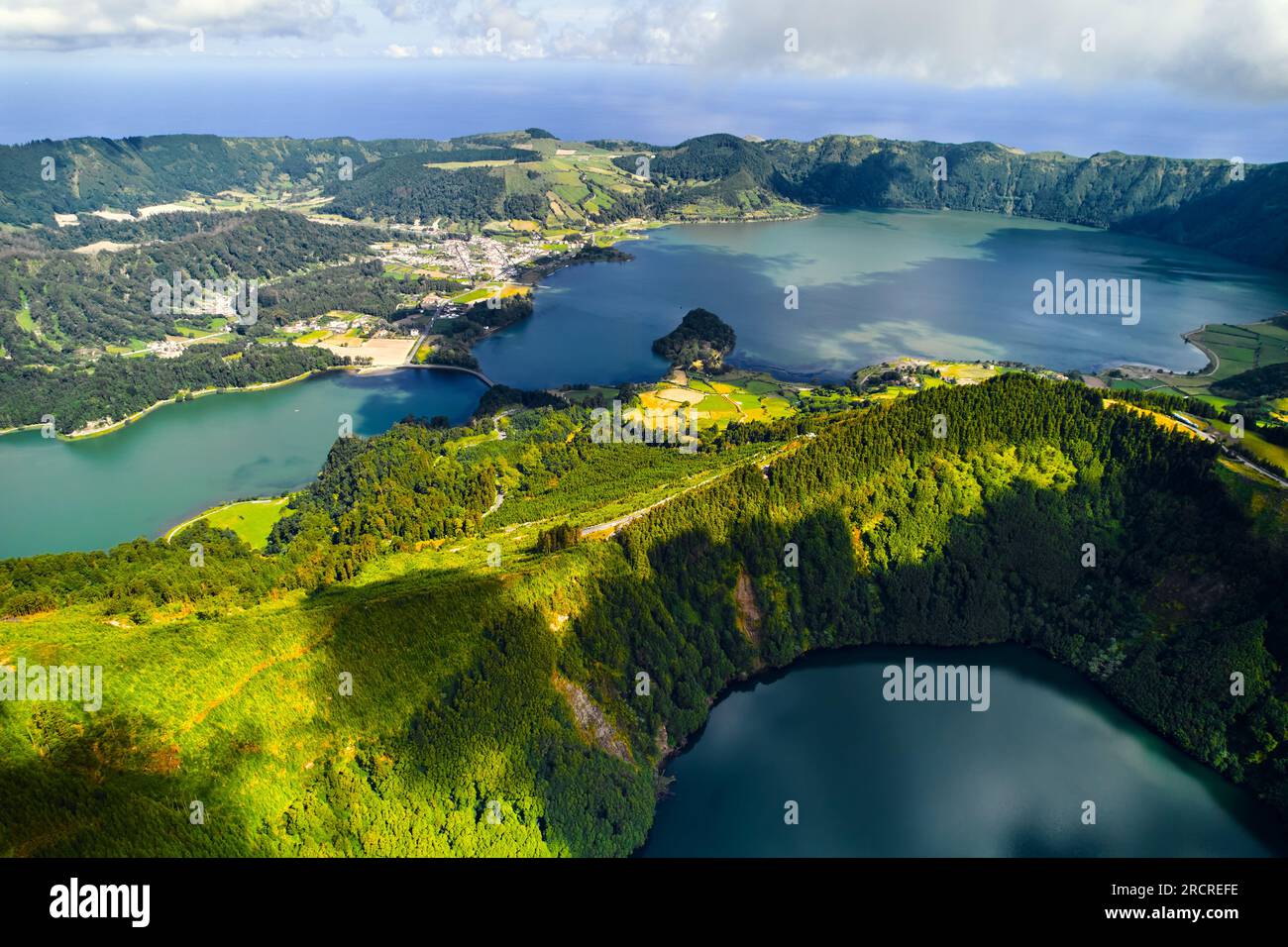Luftaufnahme, Drohnenansicht, Boca do Inferno. Malerische Seen in Vulkankratern. San Miguel, Ponta Delgada, Azoren, Portugal. Vogel EY Stockfoto