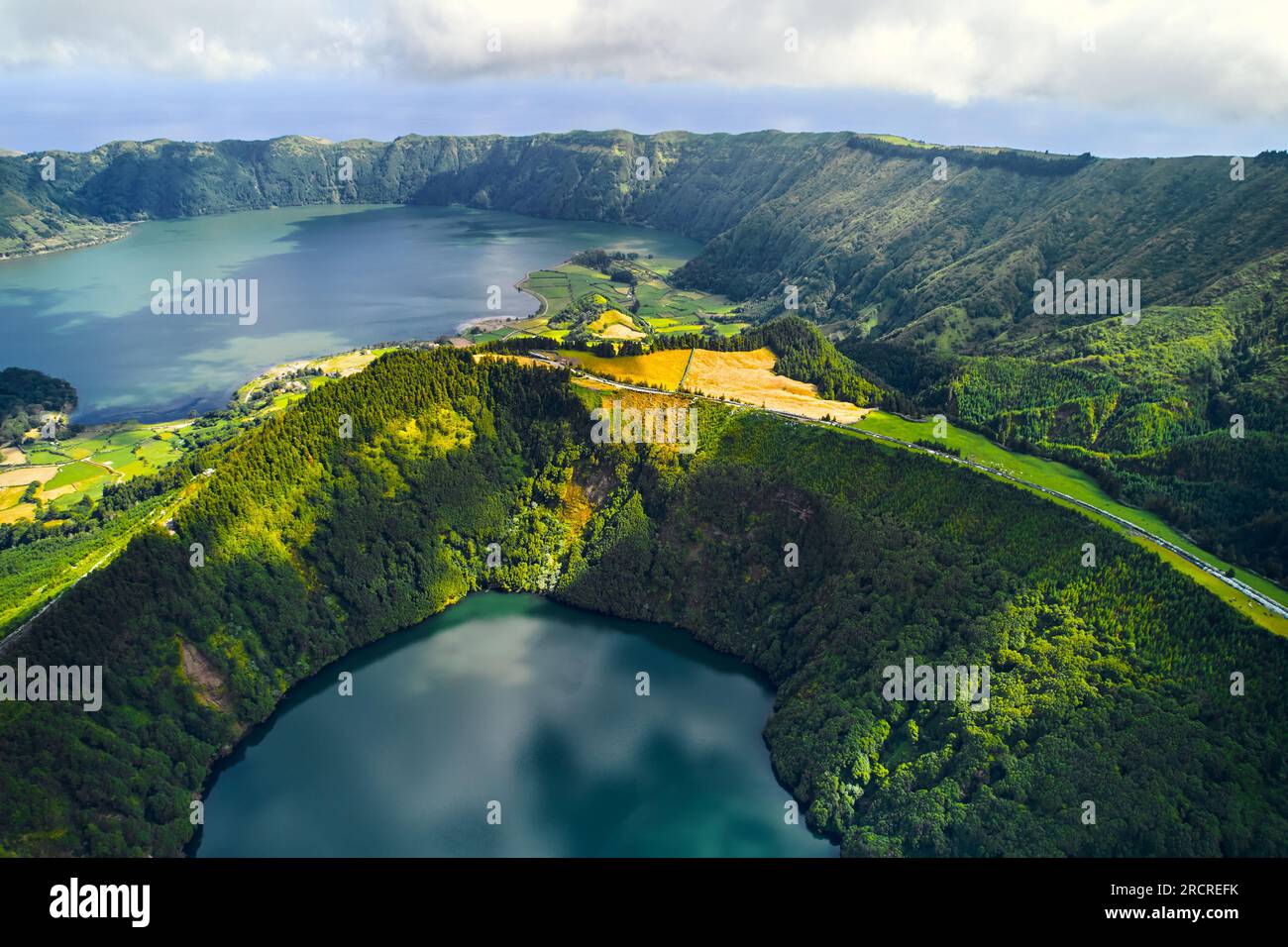 Luftaufnahme, Drohnenansicht, Boca do Inferno. Malerische Seen in Vulkankratern. San Miguel, Ponta Delgada, Azoren, Portugal. Vogel EY Stockfoto