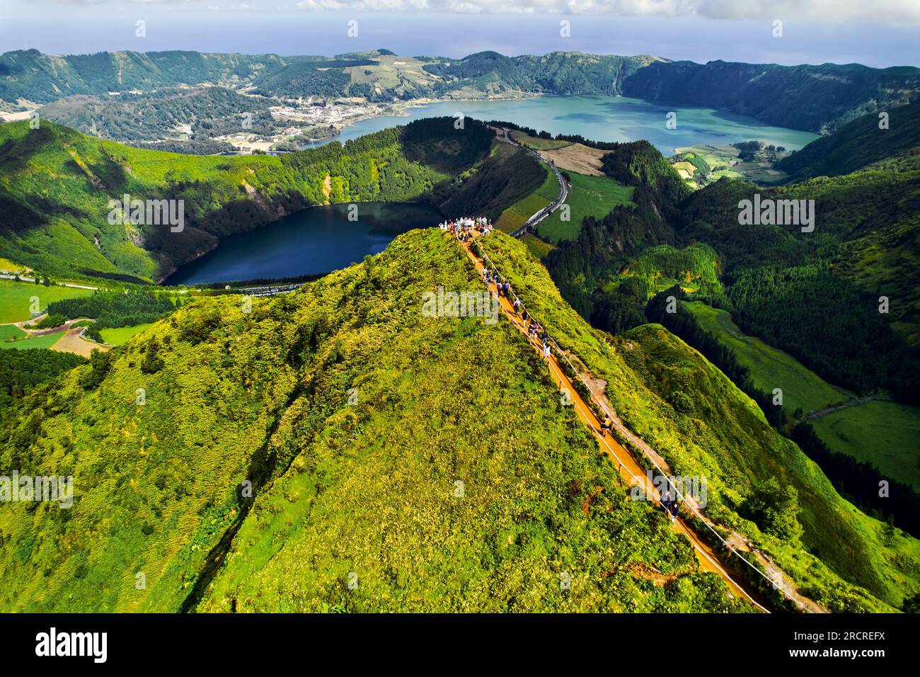 Luftaufnahme, Dröhnensicht Boca do Inferno ist ein Wanderweg mit malerischem Blick auf den großen vulkanischen Kratersee Sete Cidades. San Miguel, Ponta Stockfoto