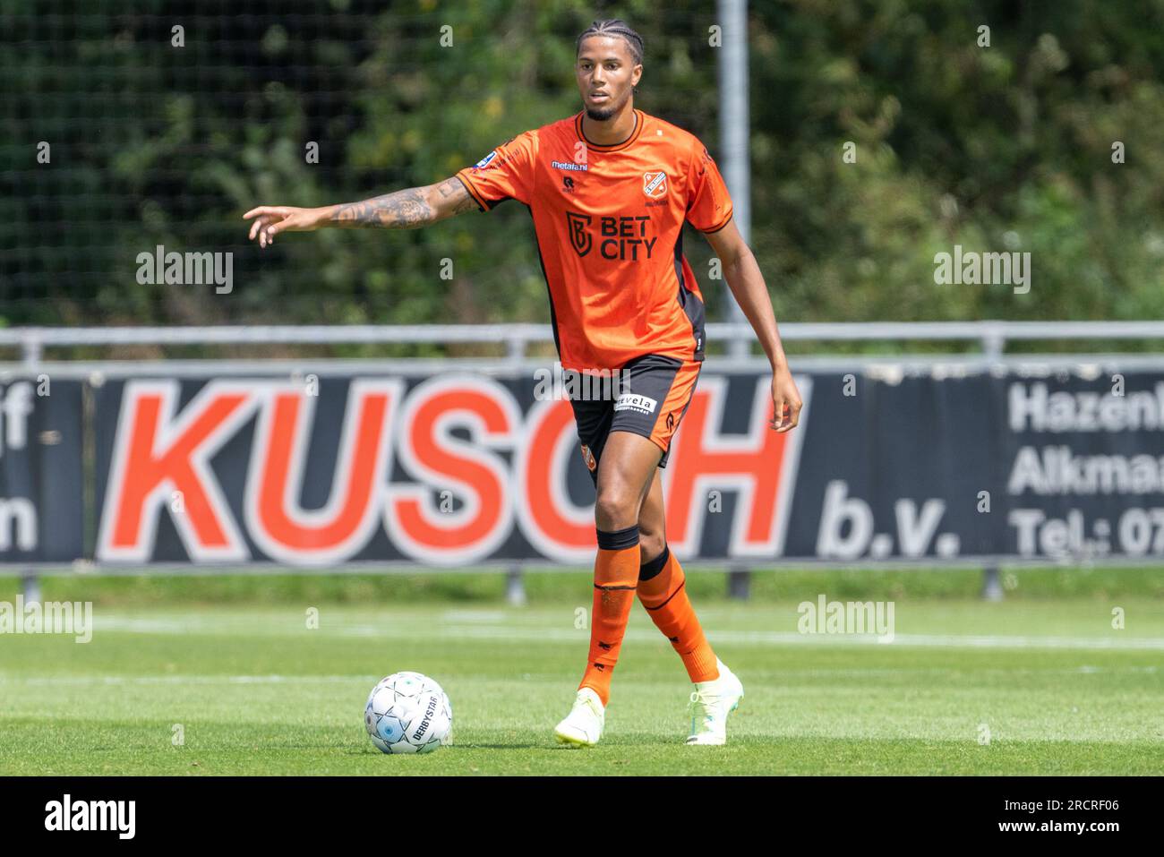 ALKMAAR, NIEDERLANDE - JULI 15: Xavier Mbuyamba vom FC Volendam während des Saisonvorkampfes zwischen dem FC Volendam und KAA Gent bei der Voetbalvereniging „Alkmaarsche Boys“ am 15. Juli 2023 in Alkmaar, Niederlande (Foto von Kees Kuijt/Orange Pictures) Stockfoto