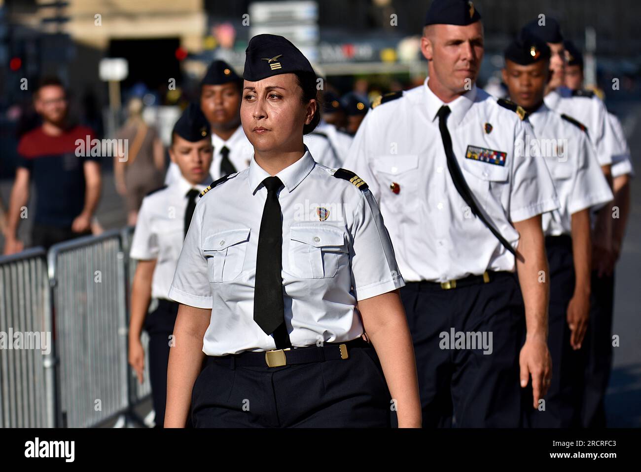 Marseille, Frankreich. 14. Juli 2023. Vertreter des Freiwilligen Militärdienstes (SMV) im Alten Hafen von Marseille während der Militärparade zum Nationalfeiertag. Militärparade im Alten Hafen von Marseille anlässlich der Militärzeremonie zum Nationalfeiertag. (Foto: Gerard Bottino/SOPA Images/Sipa USA) Guthaben: SIPA USA/Alamy Live News Stockfoto