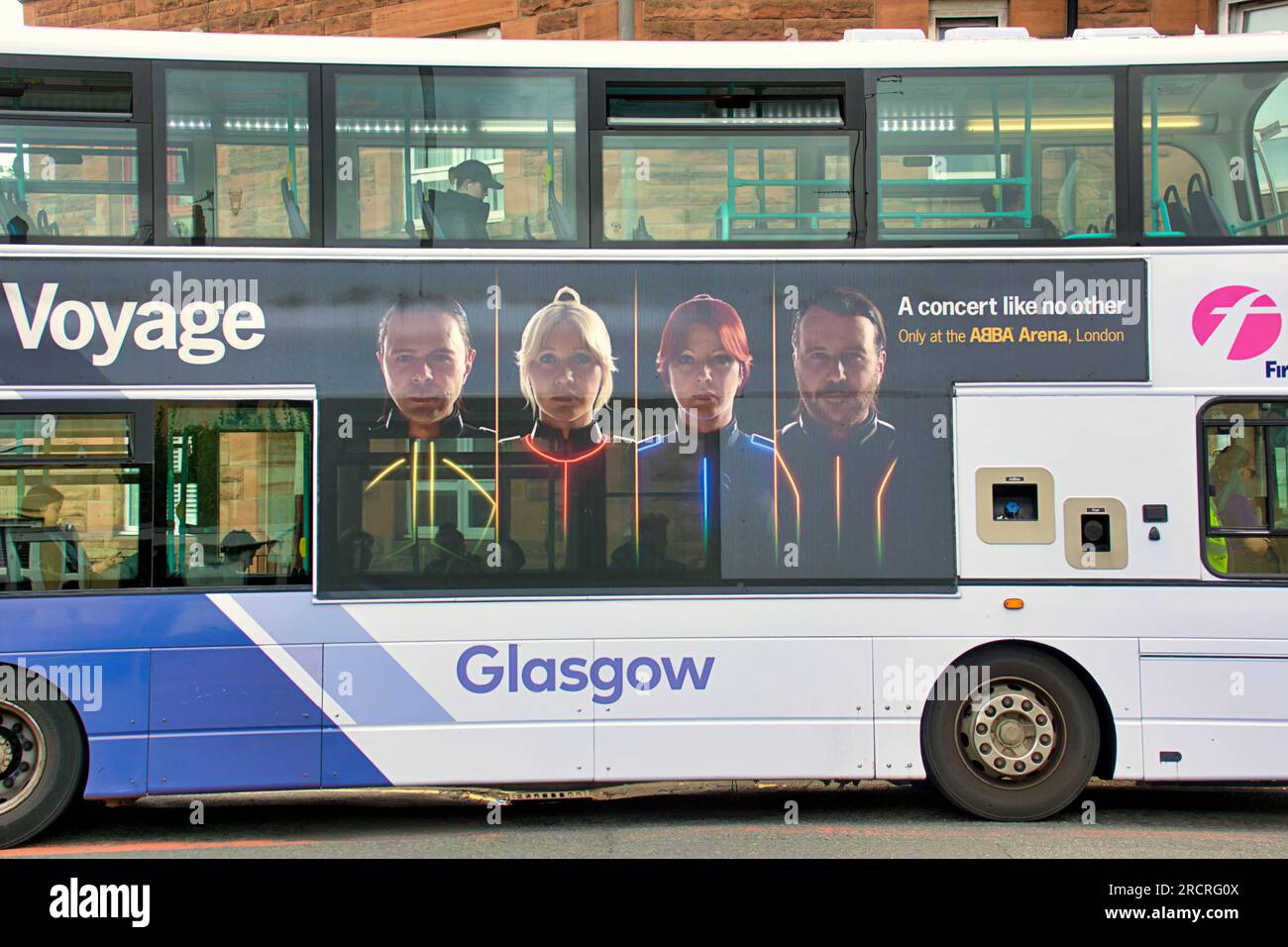 Werbung für abba Voyage auf dem ersten Bus in glasgow Stockfoto