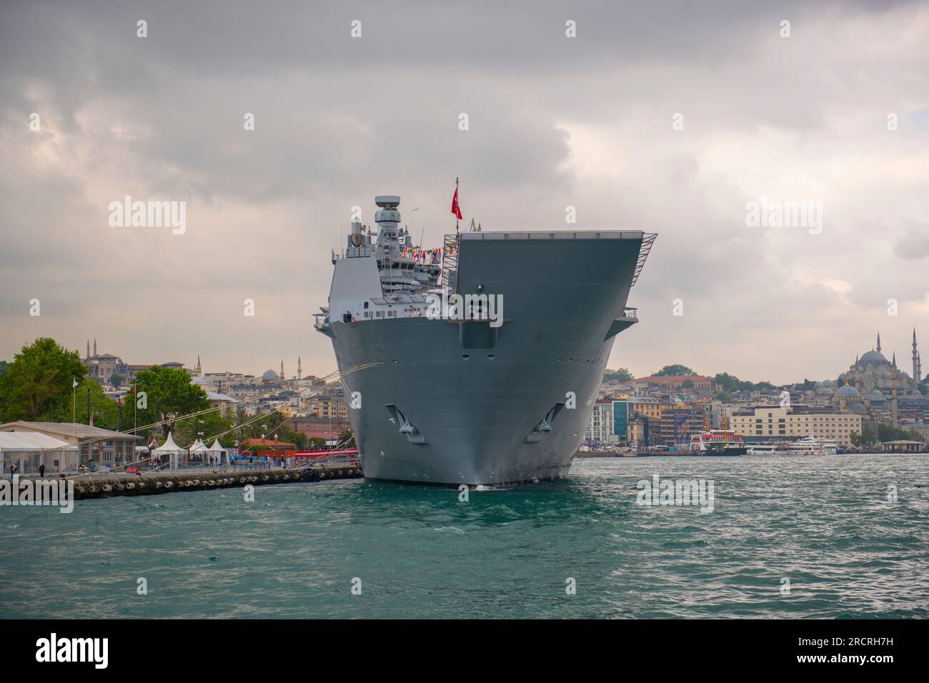 TCG Anadolu L-400 Amphibienschiff der türkischen Marine, das am Seraglio-Punkt am Goldenen Horn in der historischen Stadt Istanbul, Türkei, vor Anker ging. Stockfoto