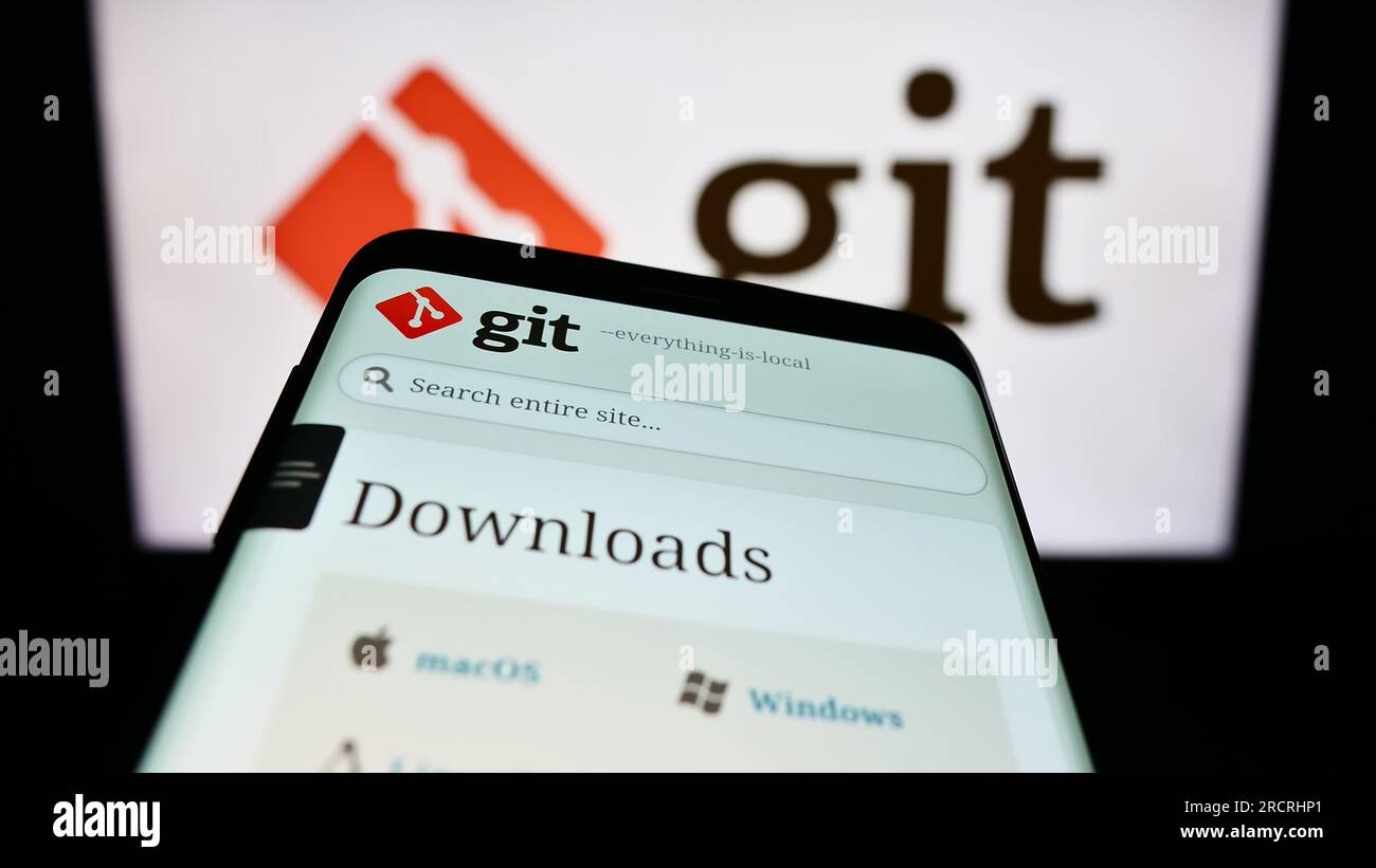 Smartphone mit Website des verteilten Versionskontrollsystems Git auf dem Bildschirm vor dem Logo. Fokus auf oberer linker Seite des Telefondisplays. Stockfoto