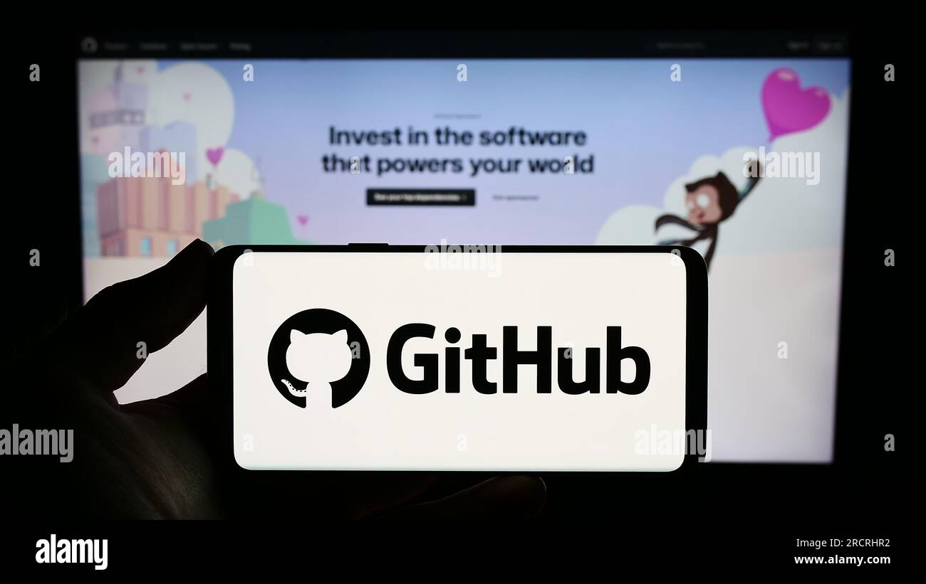 Person, die ein Smartphone mit dem Logo des US-Softwareentwicklungsunternehmens GitHub Inc. Auf dem Bildschirm vor der Website hält. Konzentrieren Sie sich auf das Display des Telefons. Stockfoto