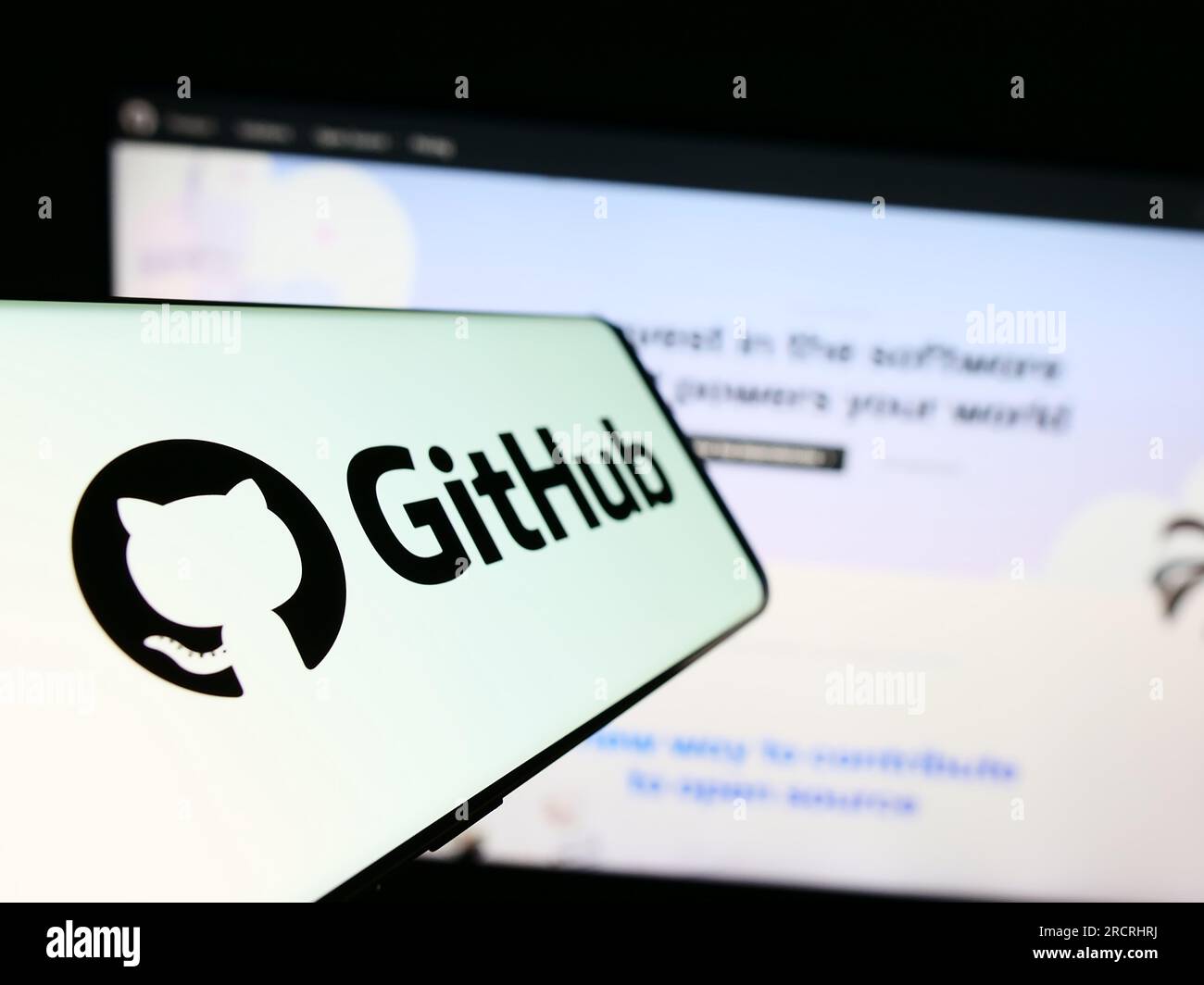 Mobiltelefon mit Logo des amerikanischen Softwareentwicklungsunternehmens GitHub Inc. Auf dem Bildschirm vor der Website. Fokus auf die Mitte links des Telefondisplays. Stockfoto