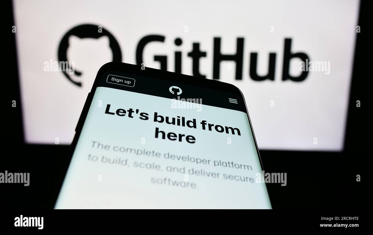 Mobiltelefon mit Webseite des US-Softwareentwicklungsunternehmens GitHub Inc. Auf dem Bildschirm vor dem Unternehmenslogo. Fokus auf oberer linker Seite des Telefondisplays. Stockfoto