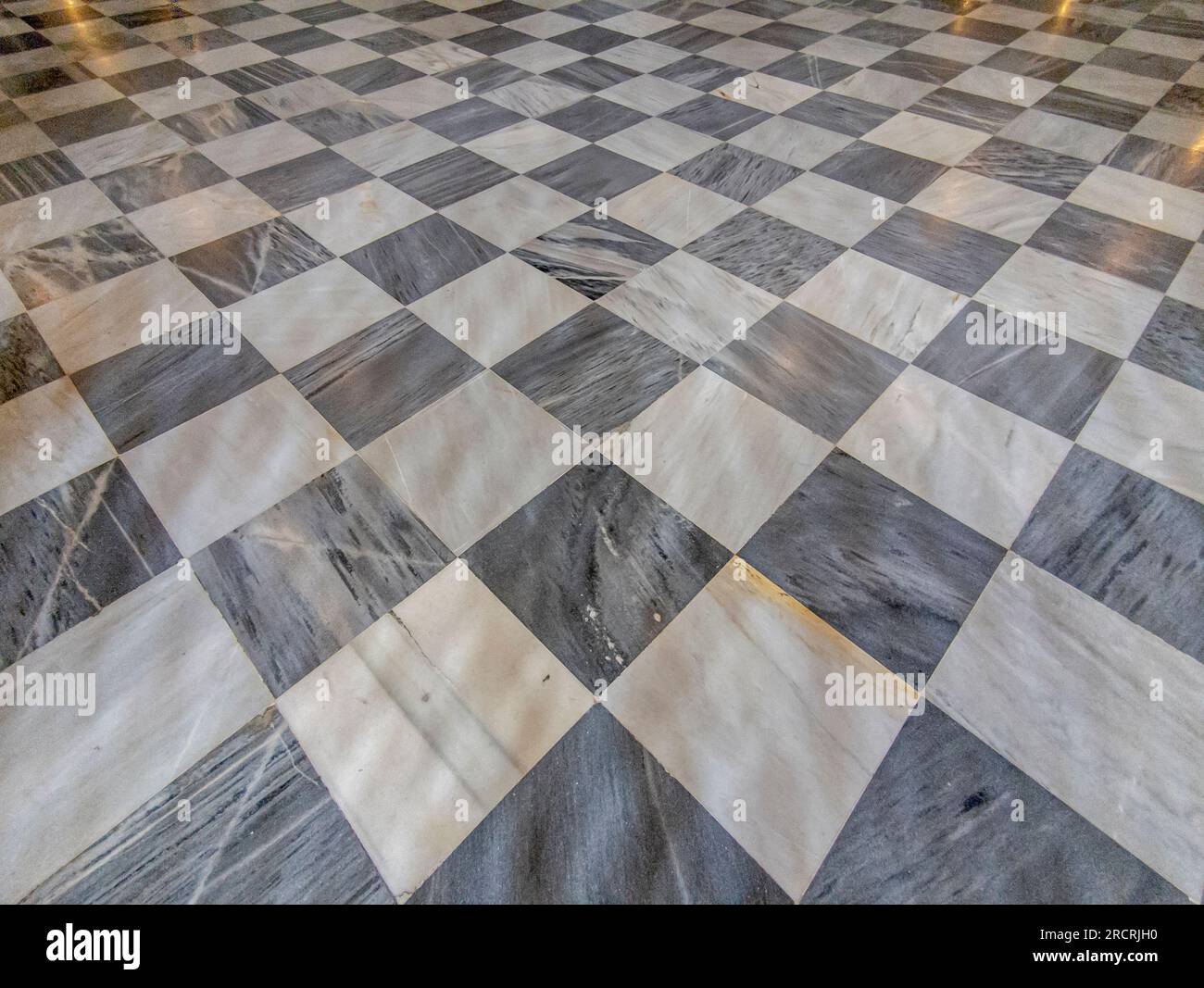 Symmetrie und Eleganz entfesselt: Fesselndes Marmordesign mit Karomuster für stilvolle Räume Stockfoto