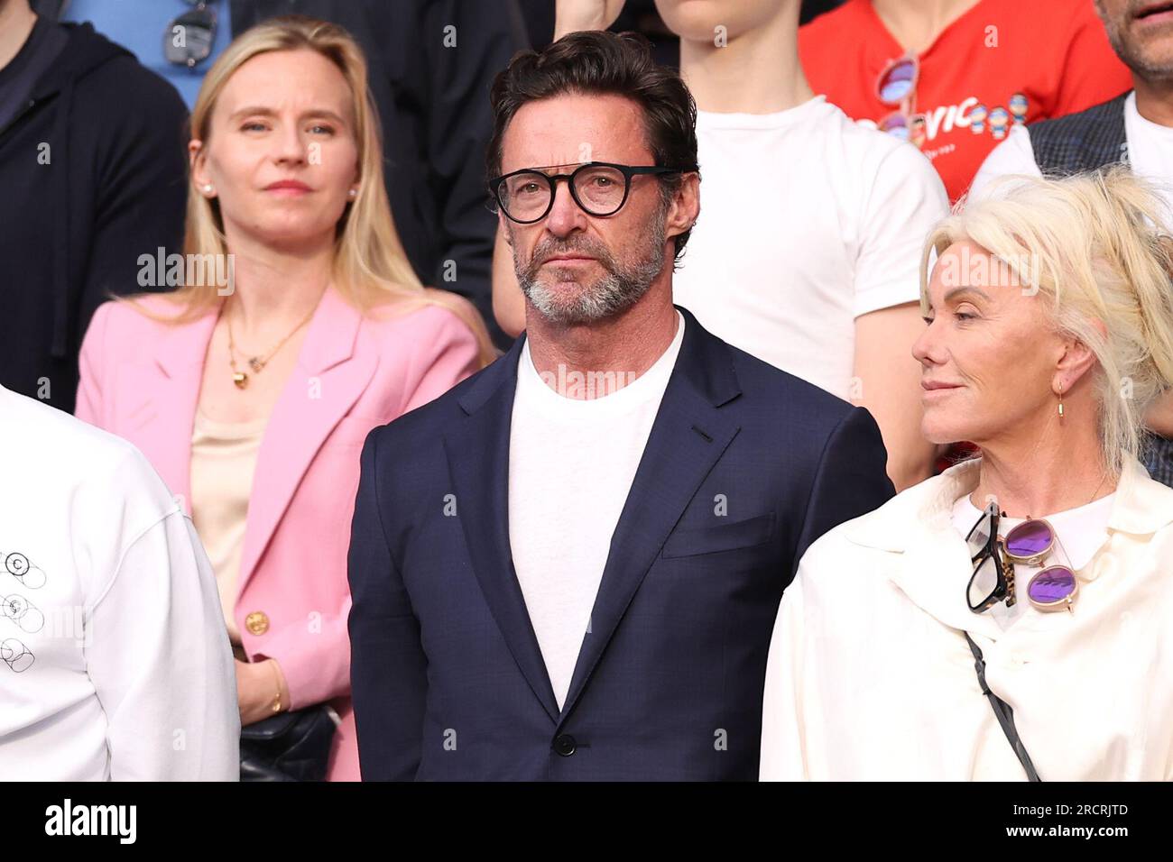 Schauspieler Hugh Jackman in Stand, der der Trophäe der Gentlemen's Singles folgt, am 14. Tag der Wimbledon Championships 2023 im All England Lawn Tennis and Croquet Club in Wimbledon. Foto: Sonntag, 16. Juli 2023. Stockfoto