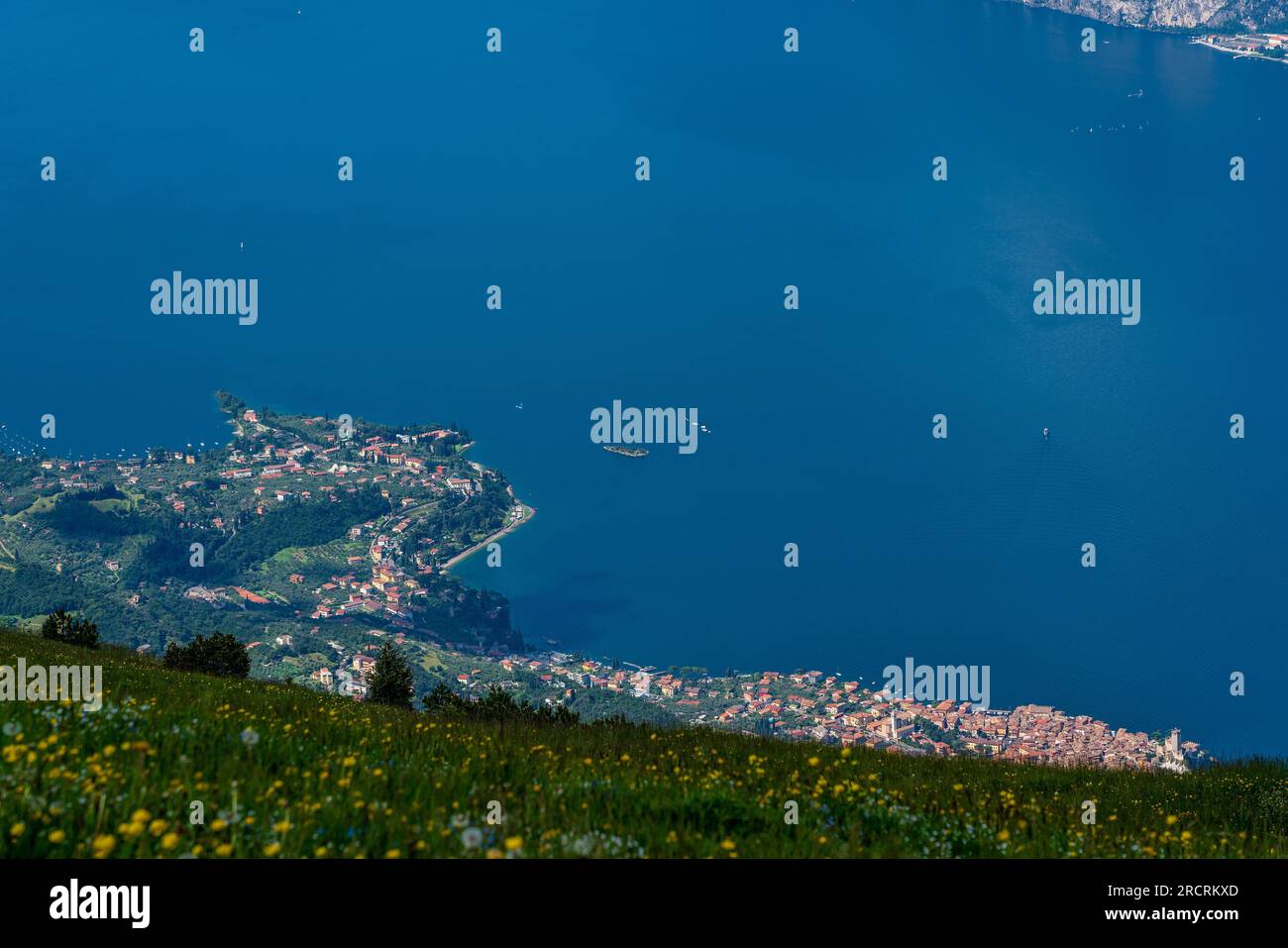 Panoramablick vom Monte Baldo auf die Altstadt von Malcesine und den Gardasee in Italien. Stockfoto