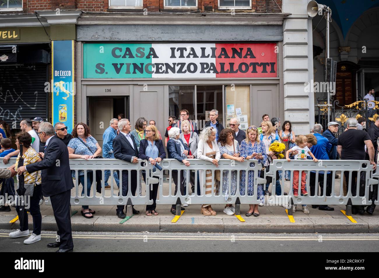 London, Großbritannien. 16. Juli 2023 Die Menschen beobachten die Prozession unserer Lieben Frau vom Berg Carmel, beginnend bei der italienischen Kirche St. Peter und dann durch die Straßen von Clerkenwell. Die Schwimmwesten zeigen lebensgroße Darstellungen biblischer Szenen in einem römisch-katholischen Festival, das seit den 1880er Jahren jährlich in der Gegend stattfindet, die einst das kleine Italien der Hauptstadt war. Kredit: Stephen Chung / Alamy Live News Stockfoto