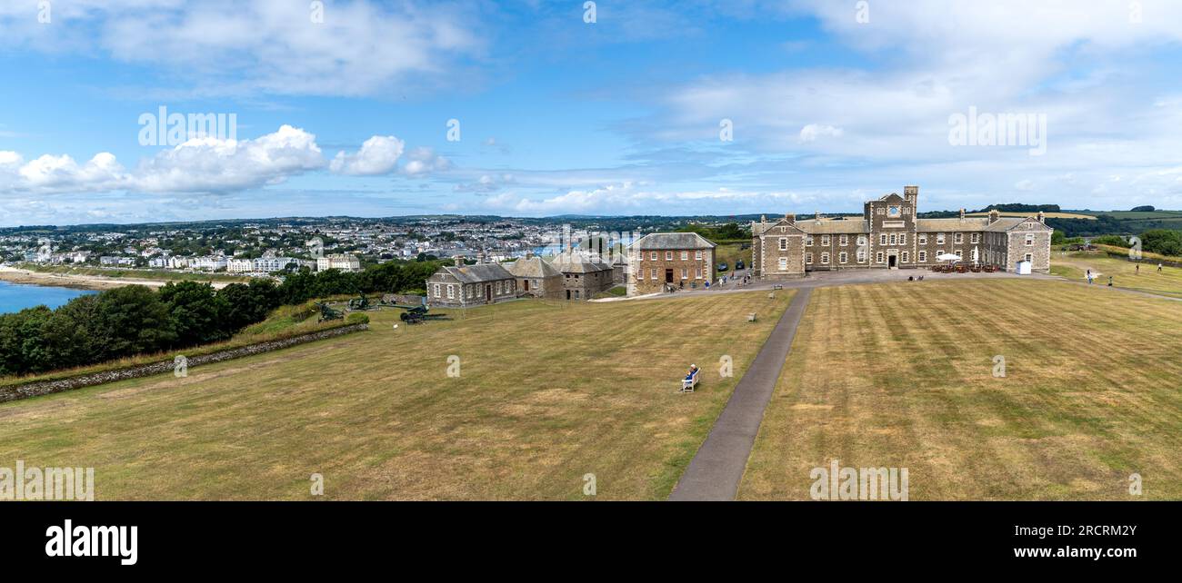 PENDENNIS CASTLE, FALMOUTH, CORNWALL, GROSSBRITANNIEN - 5. JULI 2023. Panorama-Landschaft der Kaserne am Pendennis Castle in Cornwall mit Falmouth in Stockfoto
