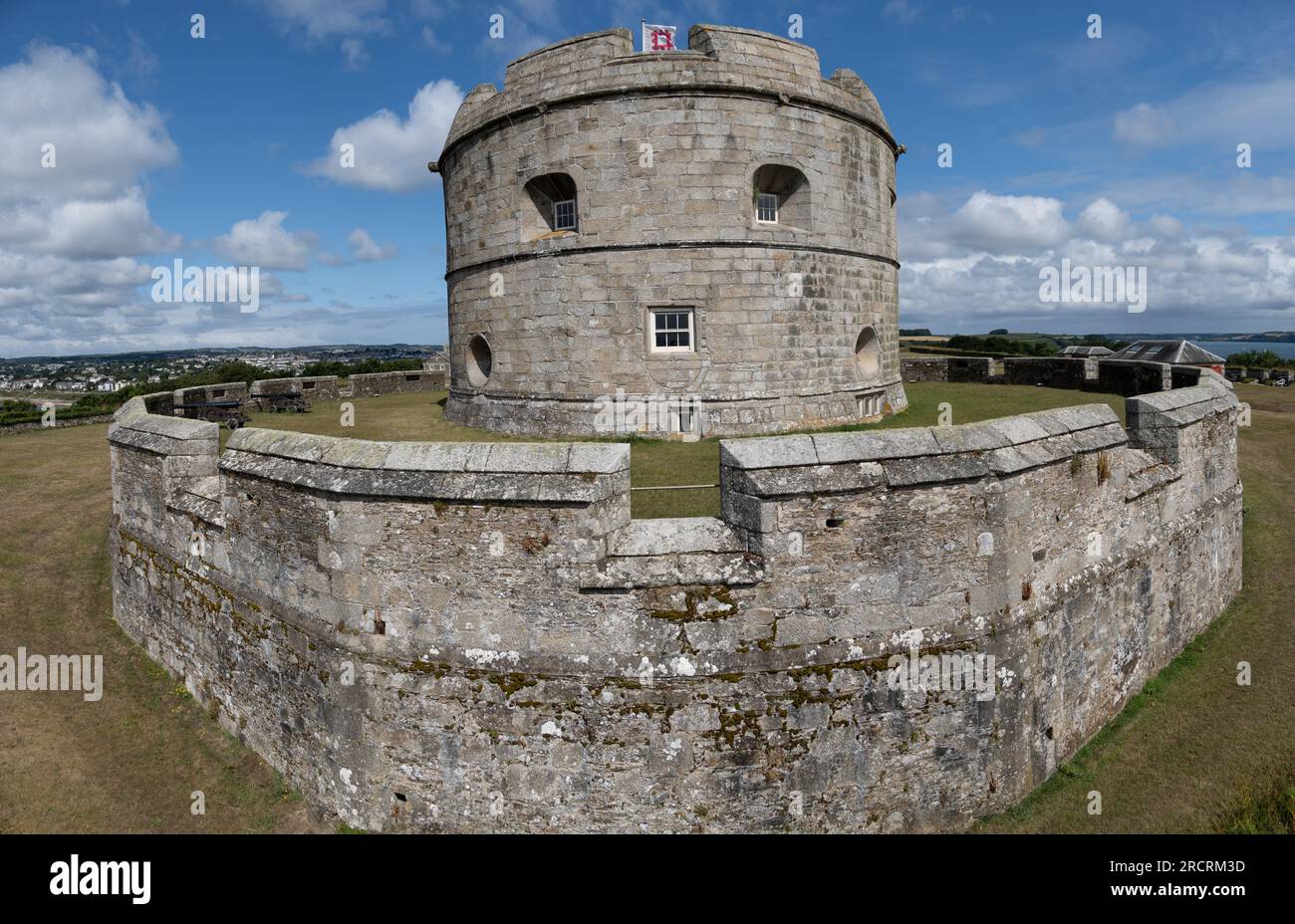 PENDENNIS CASTLE, FALMOUTH, CORNWALL, GROSSBRITANNIEN - 5. JULI 2023. Ein Landschaftsblick auf das Fort und bleiben Sie am Pendennis Castle, Falmouth, erbaut von Heinrich VIII Stockfoto