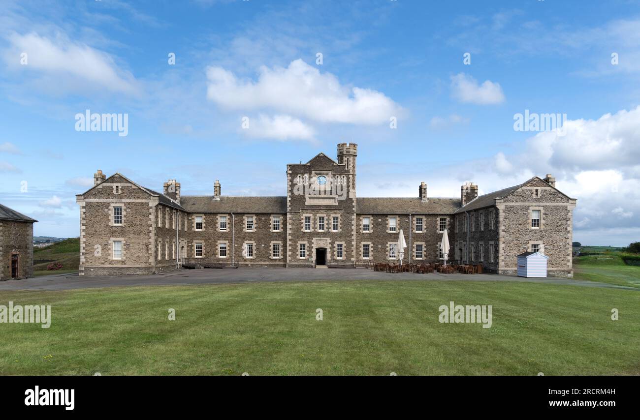 PENDENNIS CASTLE, FALMOUTH, CORNWALL, GROSSBRITANNIEN - 5. JULI 2023. Panorama-Landschaft der Kaserne am Pendennis Castle in Cornwall mit Falmouth in Stockfoto