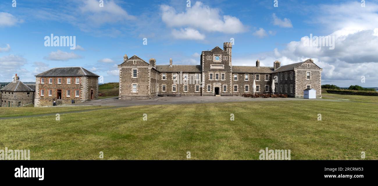 PENDENNIS CASTLE, FALMOUTH, CORNWALL, GROSSBRITANNIEN - 5. JULI 2023. Panorama-Landschaft der Kaserne am Pendennis Castle in Cornwall mit Falmouth in Stockfoto