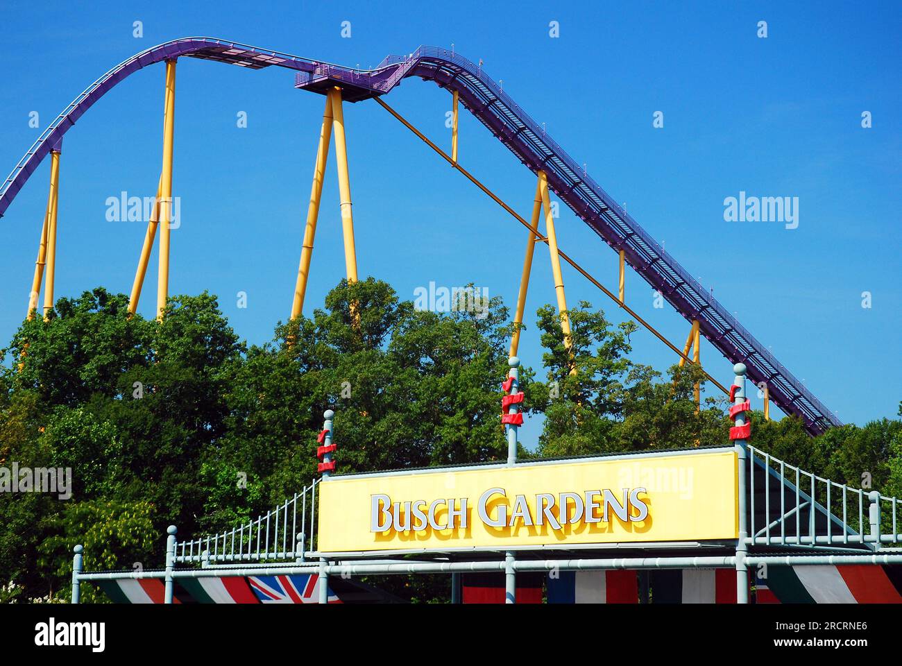 An einem sonnigen Sommerurlaubtag ragt eine große Achterbahn über dem Eingang der Busch Gardens in Virginia Stockfoto