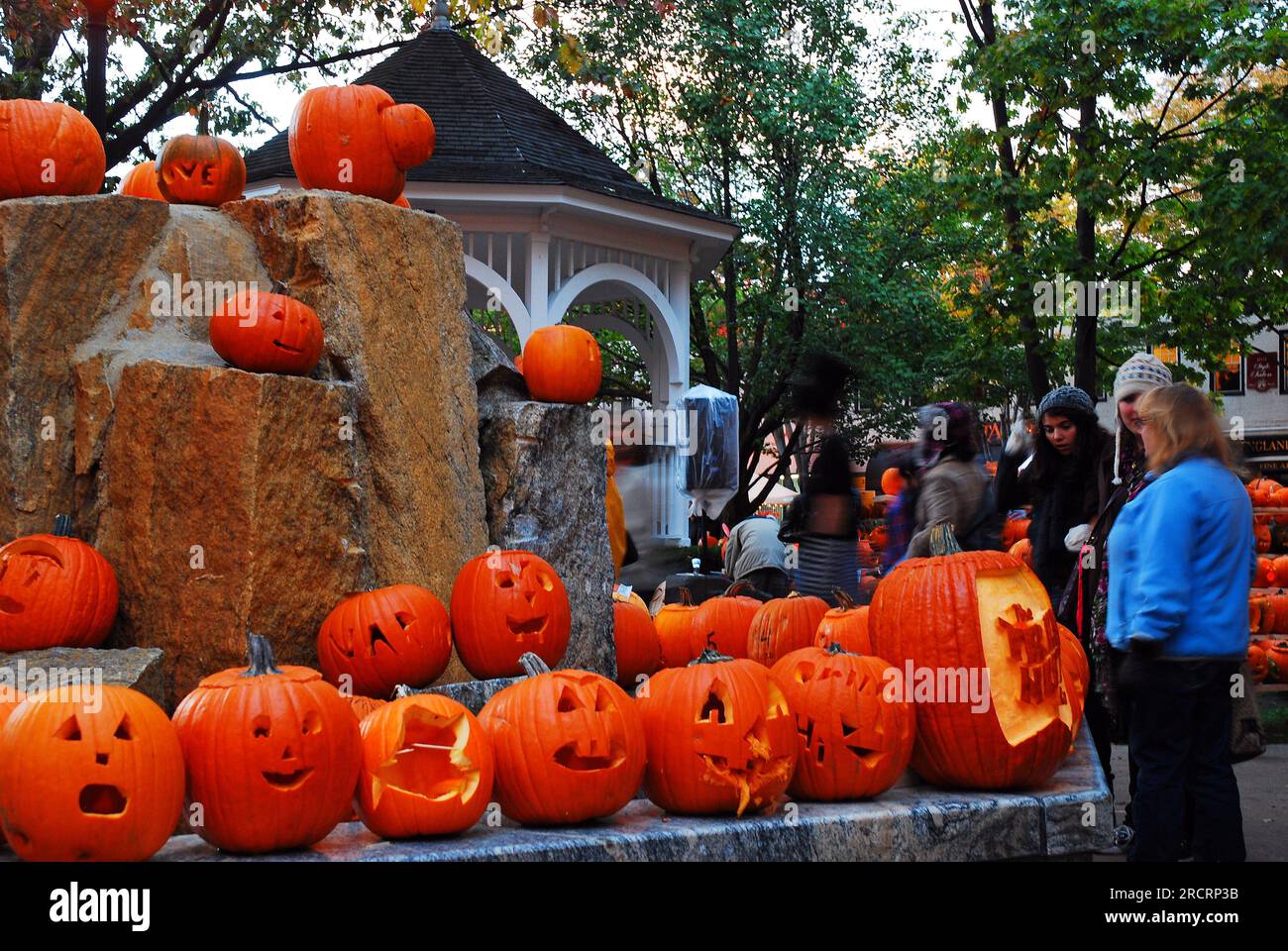 Während eines Herbstfestivals wird das Keene New Hampshire Town Green nahe Halloween von geschnitzten Kürbissen bevölkert Stockfoto