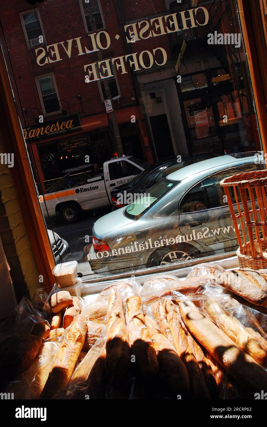 Italienisches Brot wird in einer Salumeria, einem italienischen Delikatessengeschäft, im North End von Boston ausgestellt Stockfoto