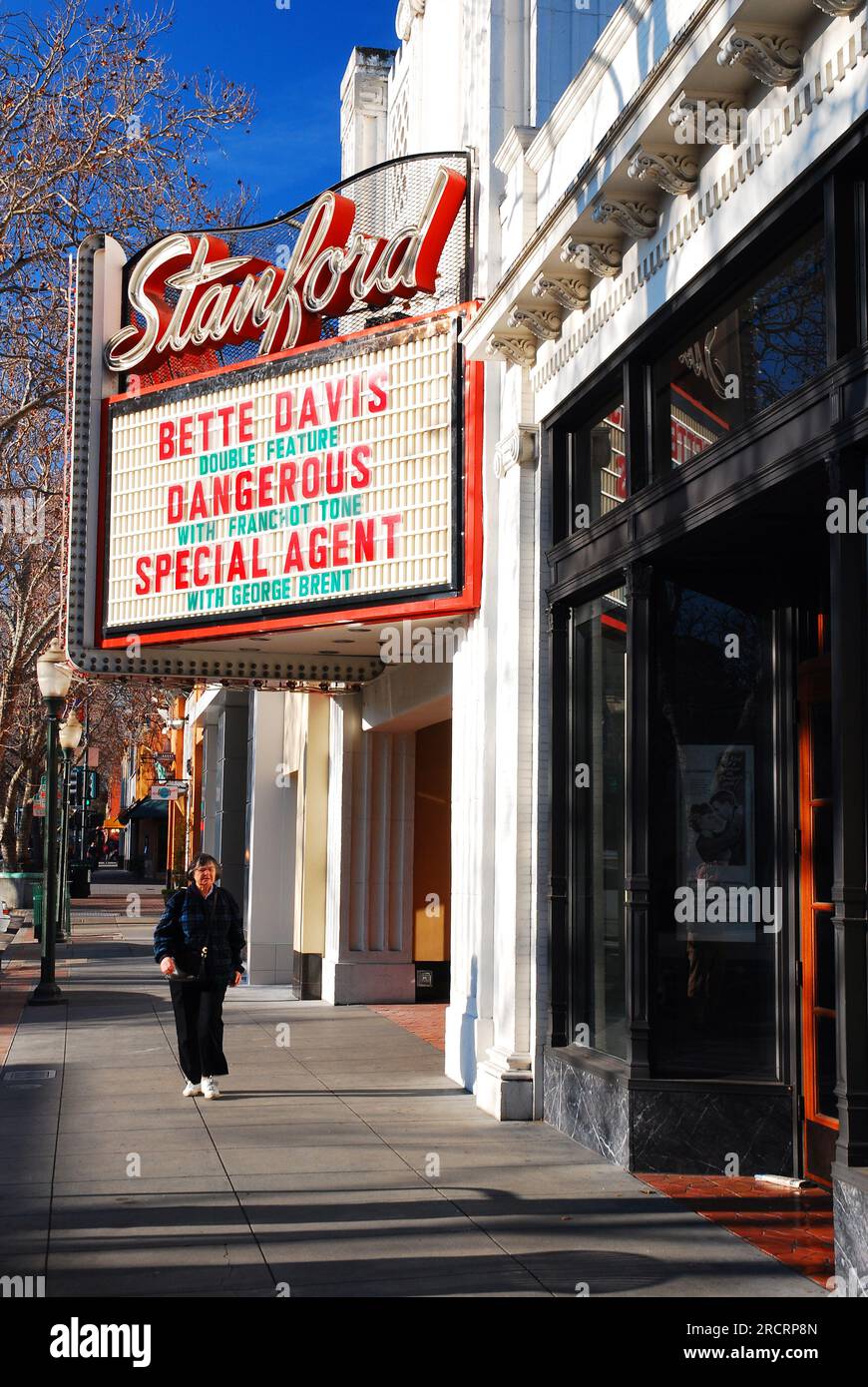 Ein erwachsener Mann läuft unter einem Festzelt eines Kinos und zeigt klassische Hollywood-Filme im Zentrum von Palo Alto, Kalifornien Stockfoto