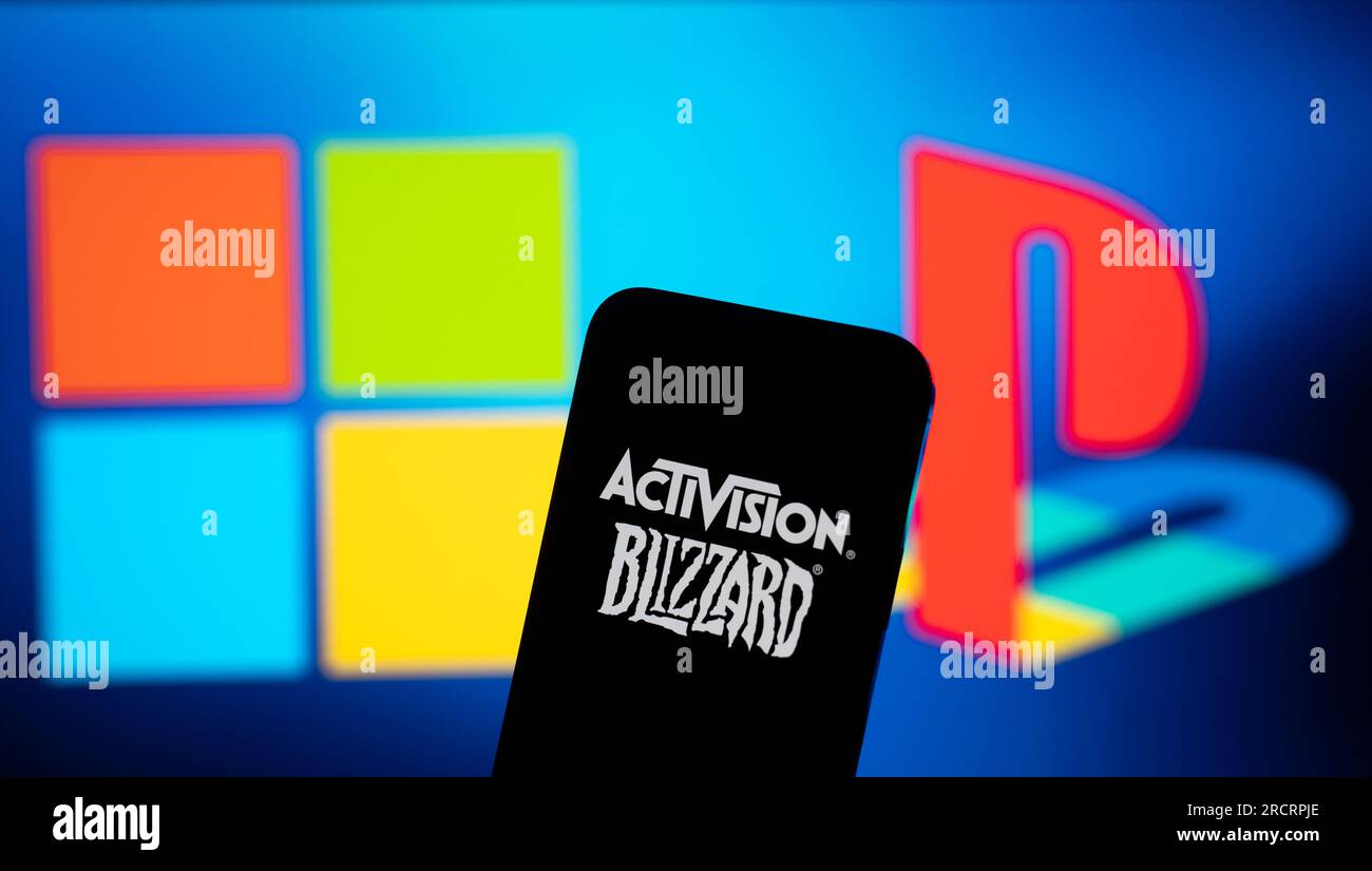 Die Sony PlayStation- und Microsoft-Logos sind im Hintergrund mit dem Activision Blizzard-Logo auf einem Mobilgerät in dieser Fotoabbildung auf zu sehen Stockfoto