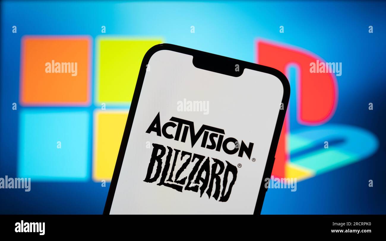 Die Sony PlayStation- und Microsoft-Logos sind im Hintergrund mit dem Activision Blizzard-Logo auf einem Mobilgerät in dieser Fotoabbildung auf zu sehen Stockfoto