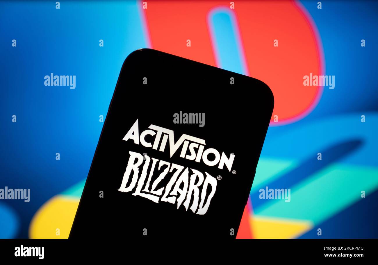In dieser Fotoabbildung vom 14. Juli 2023 ist das Sony PlayStation-Logo im Hintergrund mit dem Activision Blizzard-Logo auf einem Mobilgerät zu sehen. Stockfoto