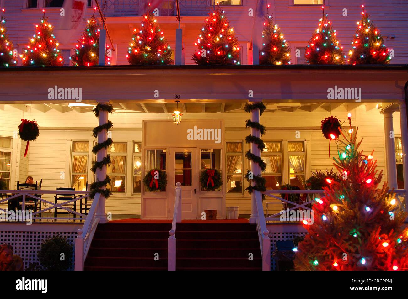 Ein historisches Gasthaus ist für die Weihnachtszeit mit Lichtern und Heiligkeit in New England dekoriert Stockfoto