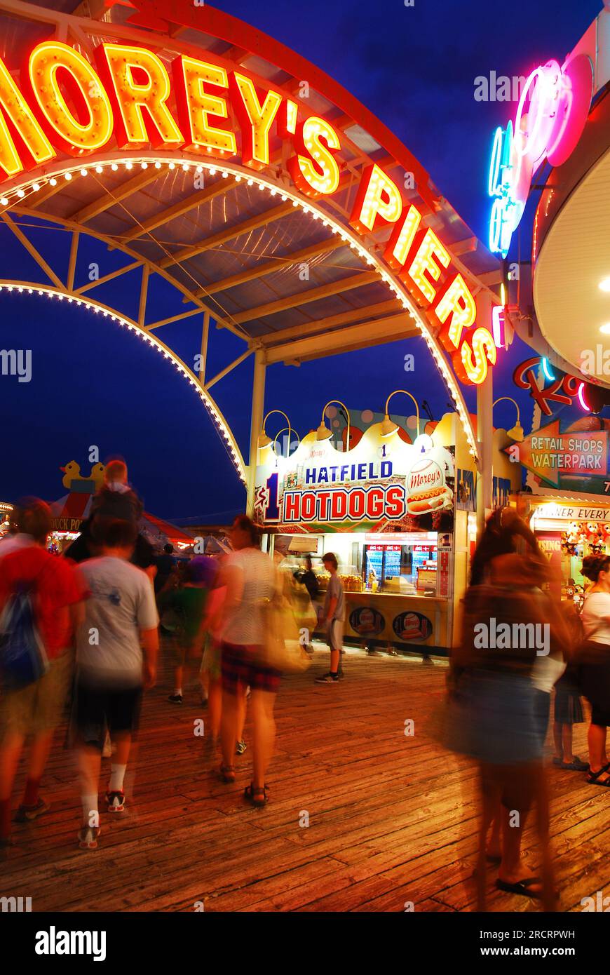 Auf der Promenade vor einem Vergnügungsgebiet am Pier in Wildwood, New Jersey, schwirrt eine Menge herum Stockfoto