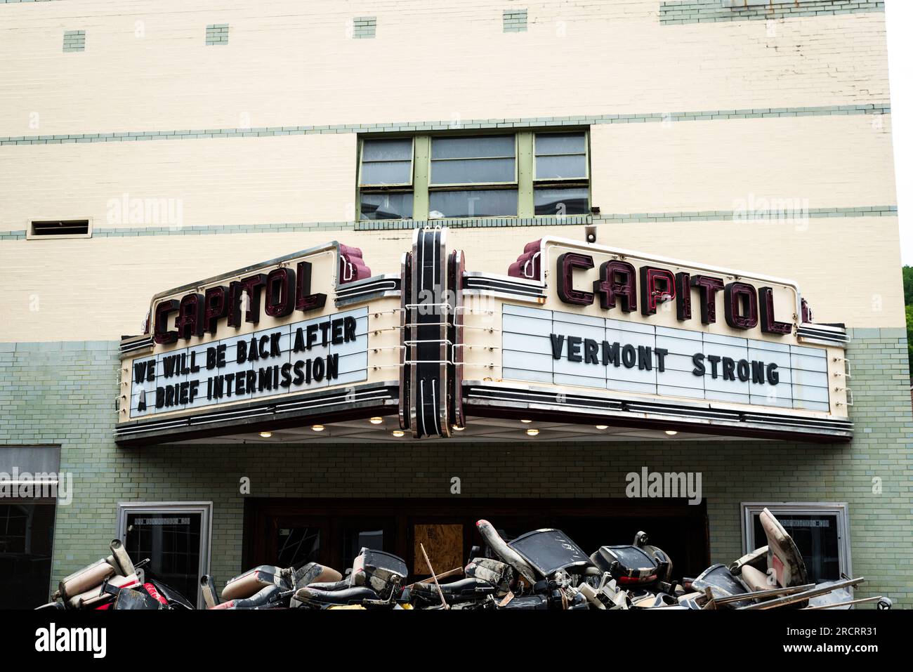 16. Juli Montpelier USA. Die Einwohner arbeiten nach einer großen Flutkatastrophe, die Montpelier VT USA heimsuchte, um die Kirchen und Straßen von Unternehmen zu säubern. Das ist Trümmer vor dem Capitol Theatre, mit einer angemessenen Festnote. Kredit: John Lazenby/Alamy Live News Stockfoto