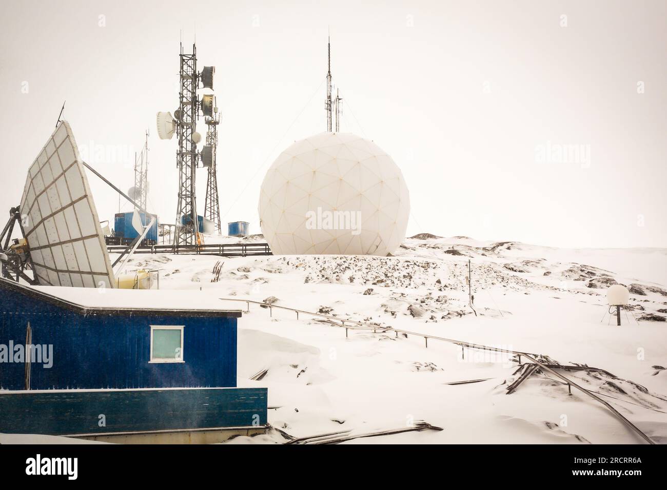 Arktische Telekommunikationsstation zwischen Schneesteinen, Nuuk, Grönland Stockfoto