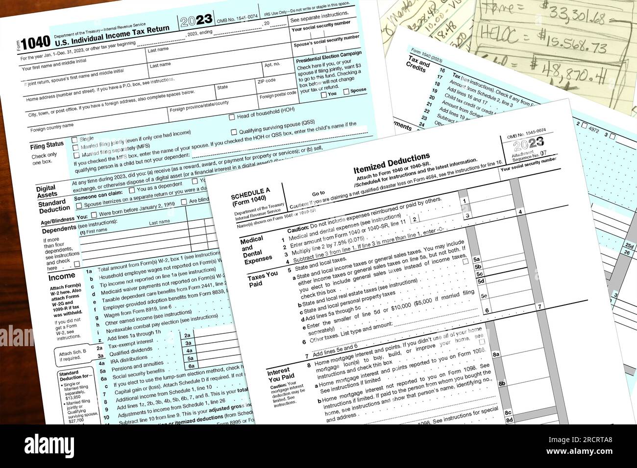 2023 Steuerformulare und handschriftliche Notizen auf einem Desktop. Stockfoto