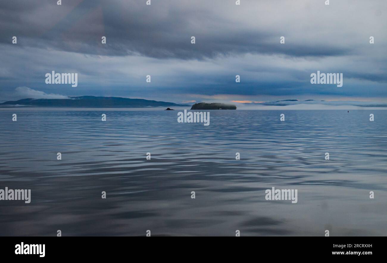 wolkiger Abend am Lake Champlain mit Juniper Island und Dunder Rock in Burlington, Vermont Stockfoto