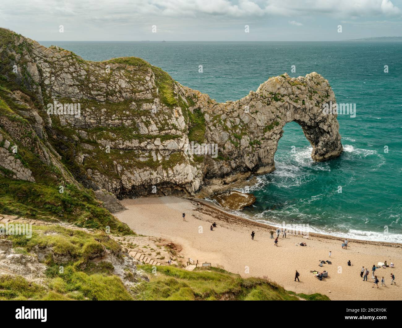 Durdle Door ist ein natürlicher Kalksteinbogen an der Jurassic Coast in der Nähe von Lulworth in Dorset, England. Stockfoto