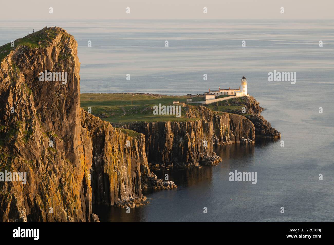 Spätabendlicher Sonnenschein im Sommer auf dem Leuchtturm und den Basaltklippen am Neist Point auf der Isle of Skye Stockfoto