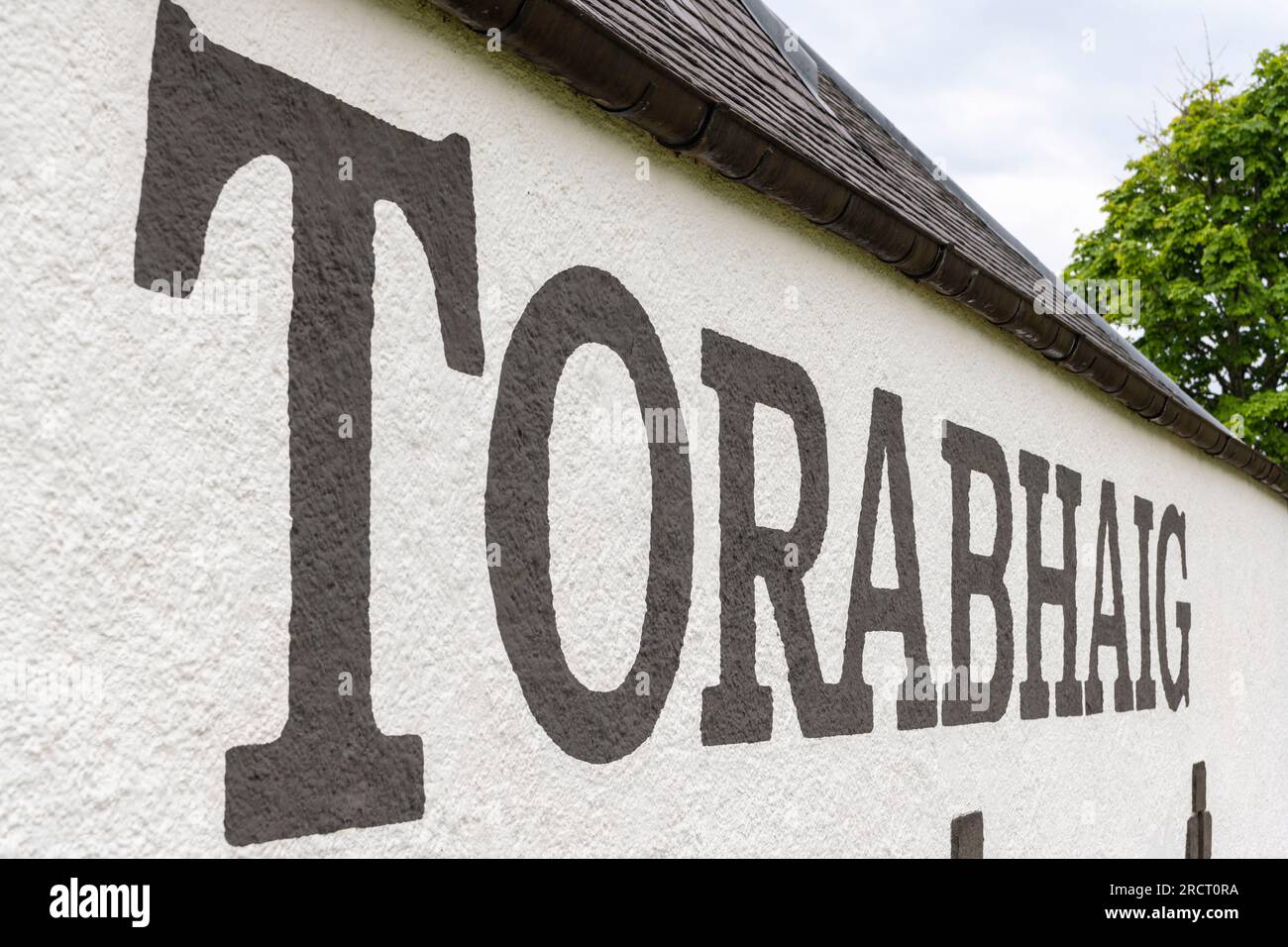 Der Name „Torabhaig“ auf der Seite der Whisky-Destillerie im Teangue auf der Isle of Skye Stockfoto