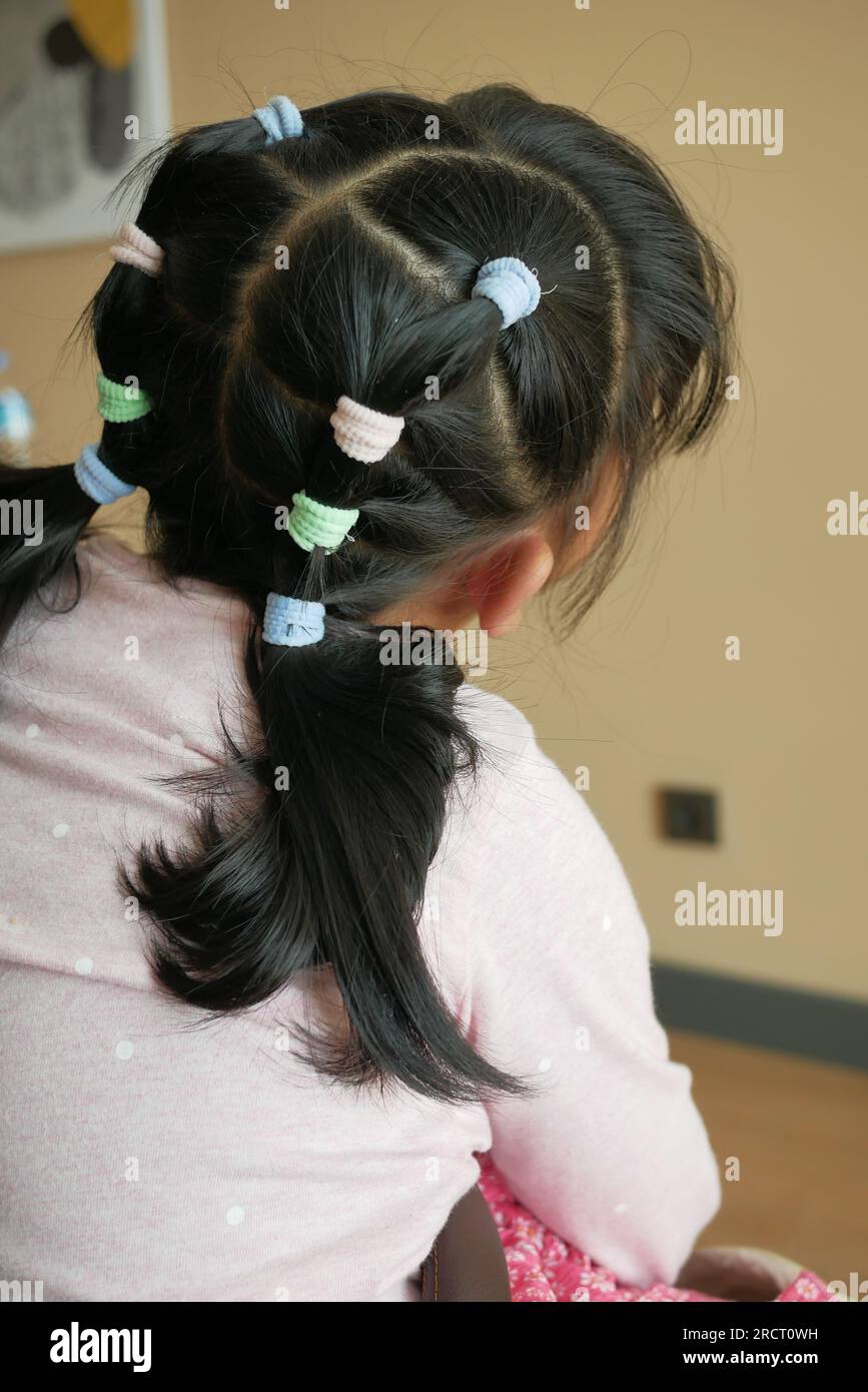 Ein schönes Band ist an ein Kinderhaar gebunden Stockfoto