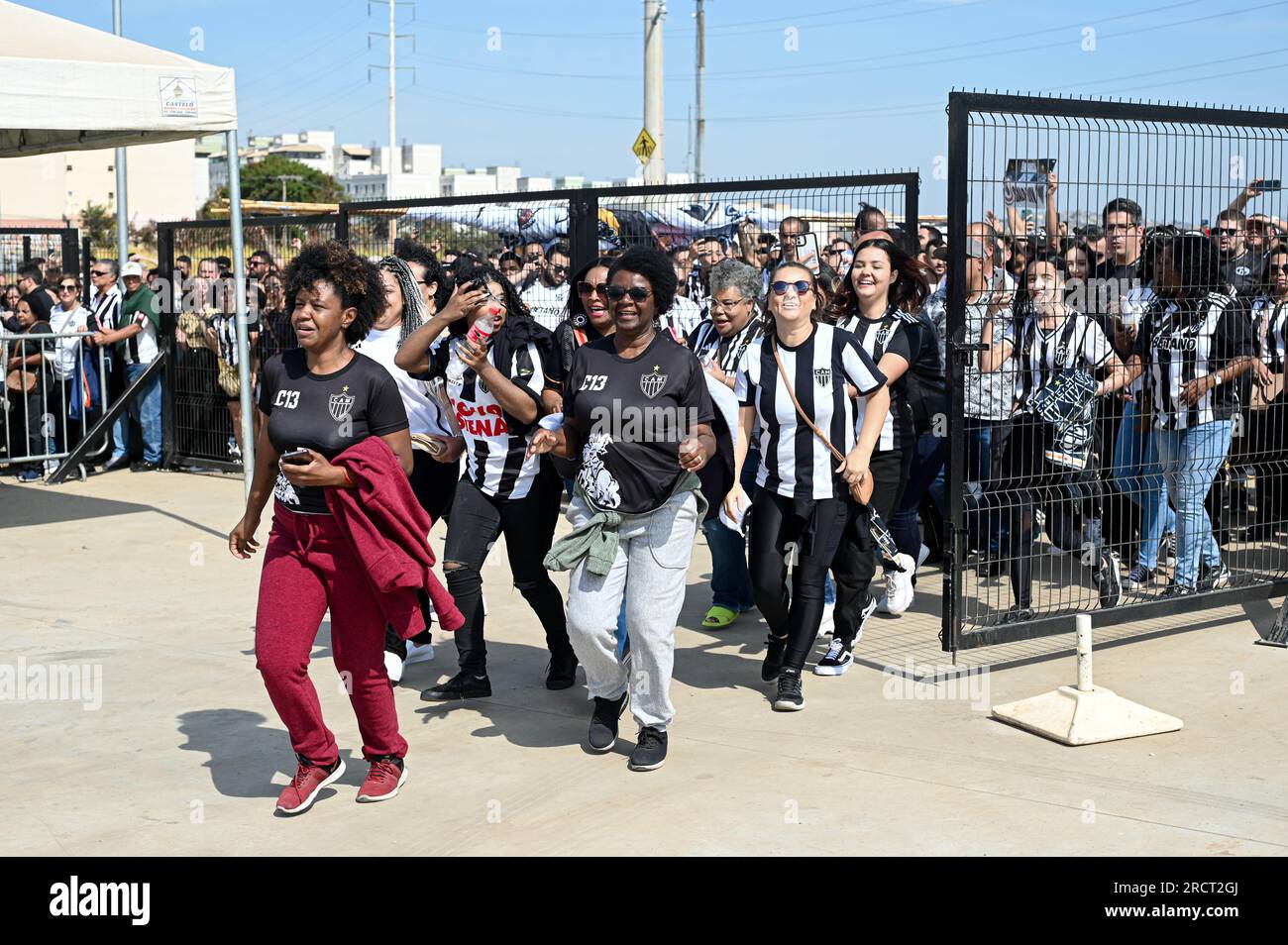 Belo Horizonte, Brasilien. 16. Juli 2023. Arena MRV Atletico Mineiro Fans kommen am Sonntag, den 16., in der Arena MRV für die Befreundung zwischen den Legenden von Atletico Mineiro an. 30761 $ (Gledston Tavares/SPP) Guthaben: SPP Sport Press Photo. Alamy Live News Stockfoto