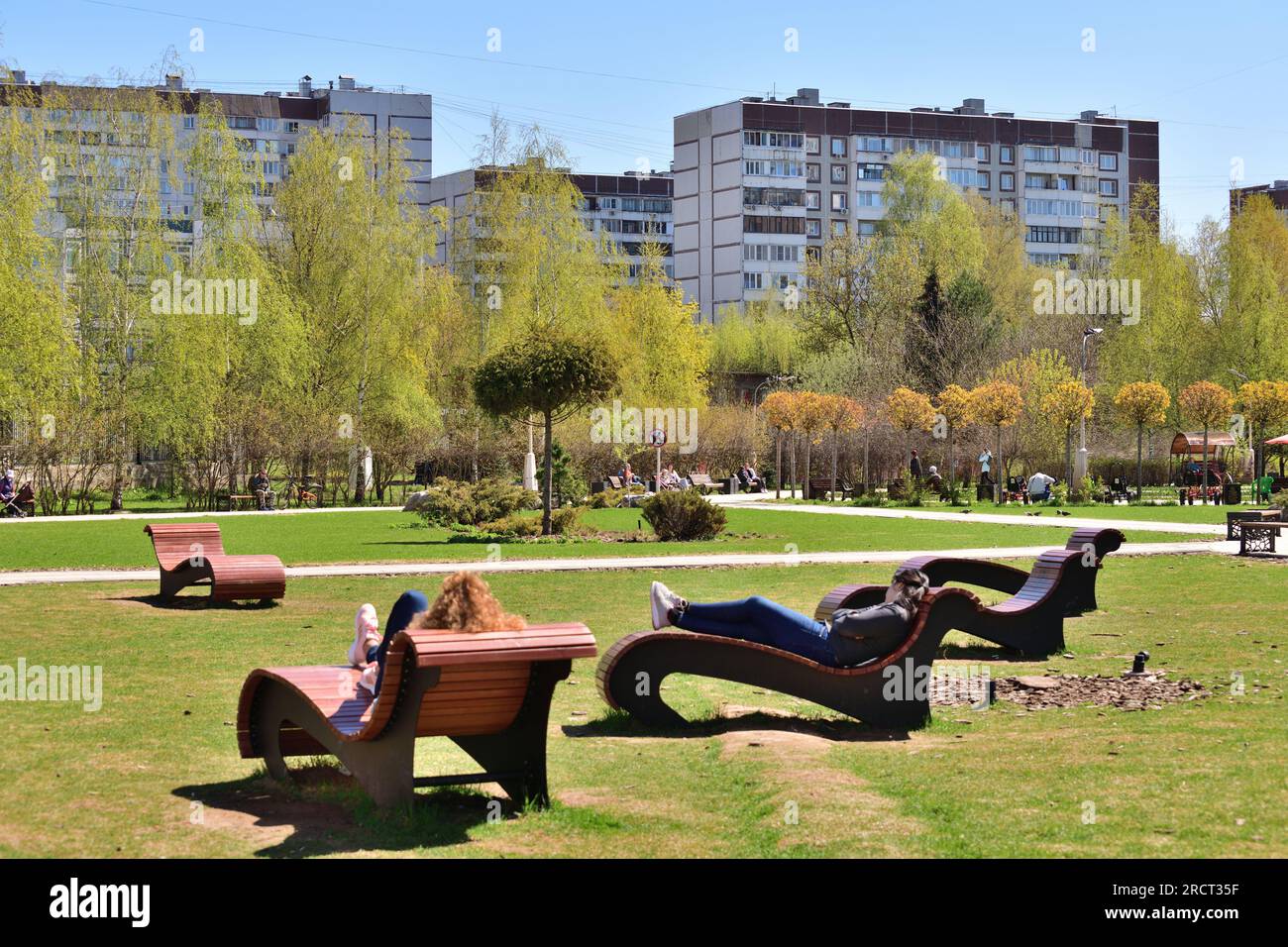 Moskau, Russland - Mai 11. 2021. Erholungsbereich mit Sonnenliegen in Zelenograd Stockfoto